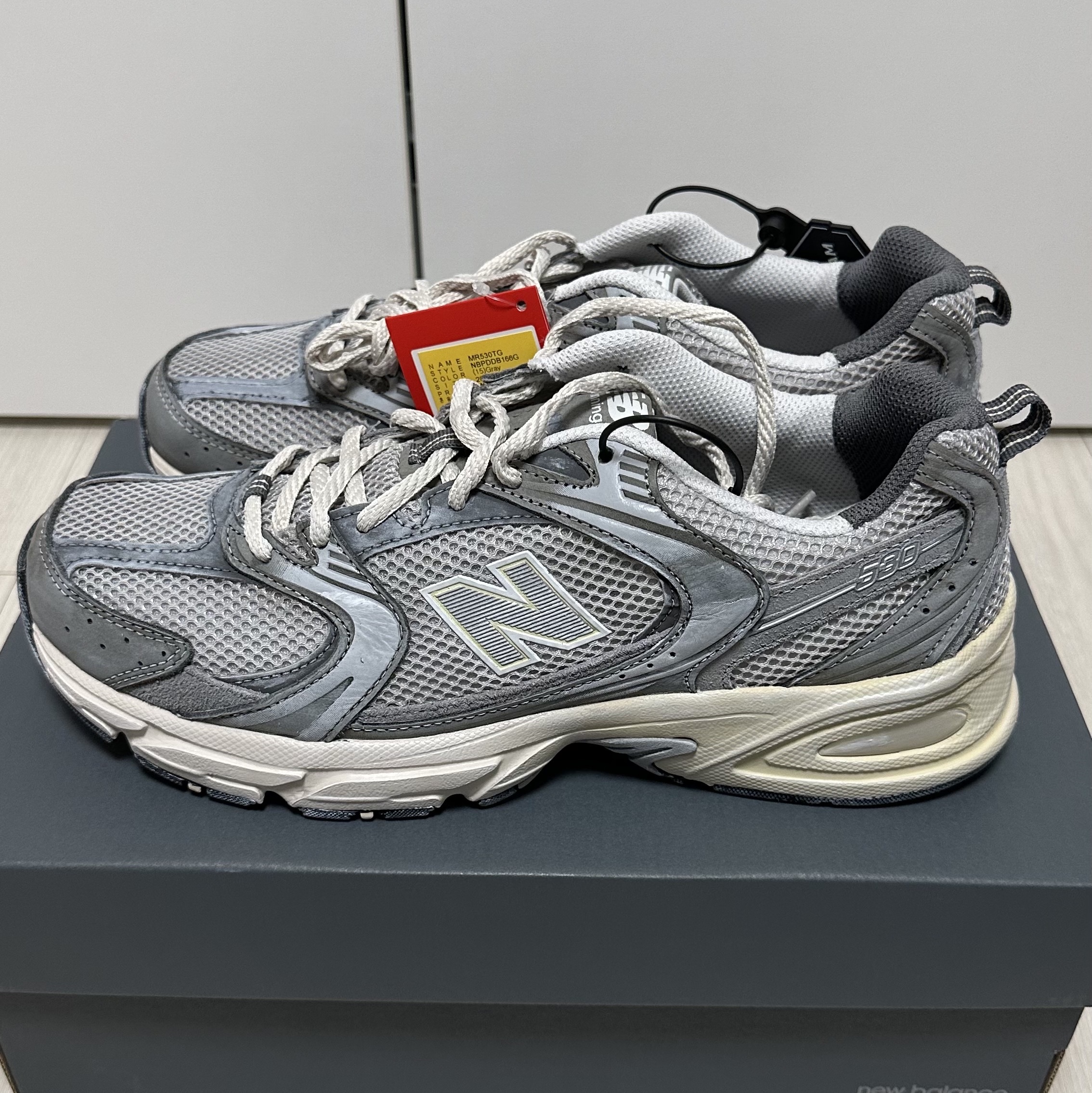 New Balance 530 Premium Vintage Grey Matter 착용 스타일 - 2
