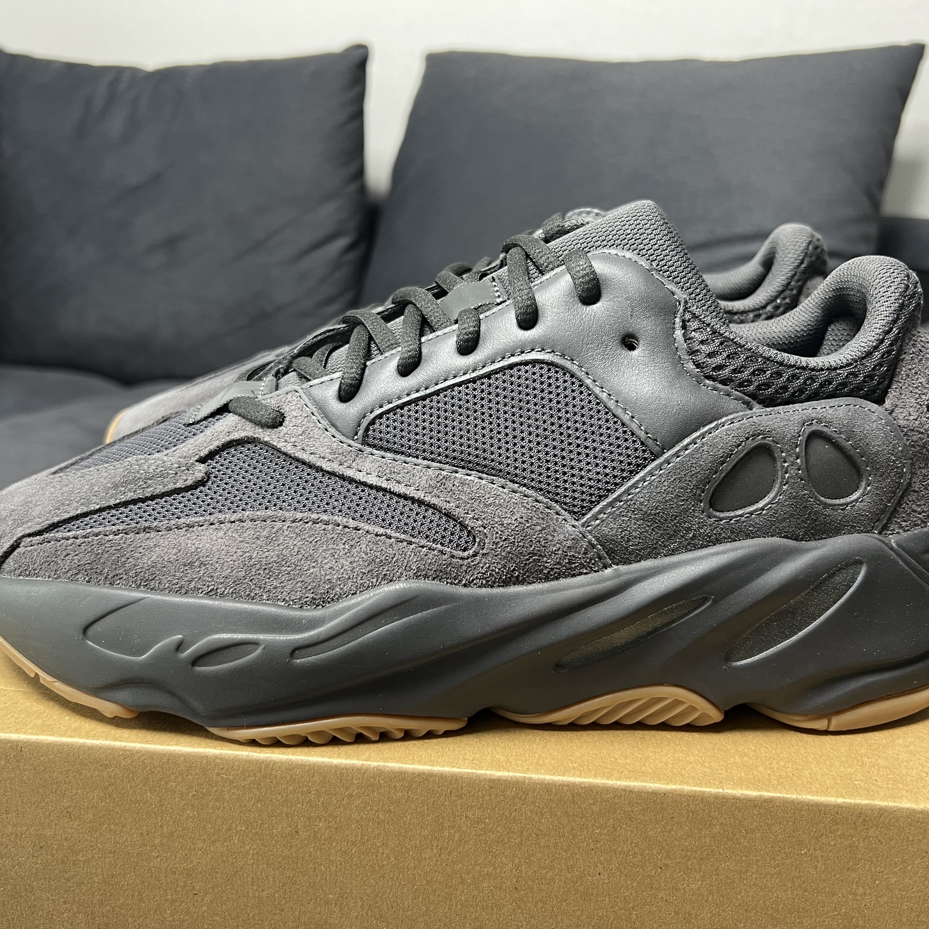 Adidas Yeezy Boost 700 Utility Black 2023 착용 스타일 - 2