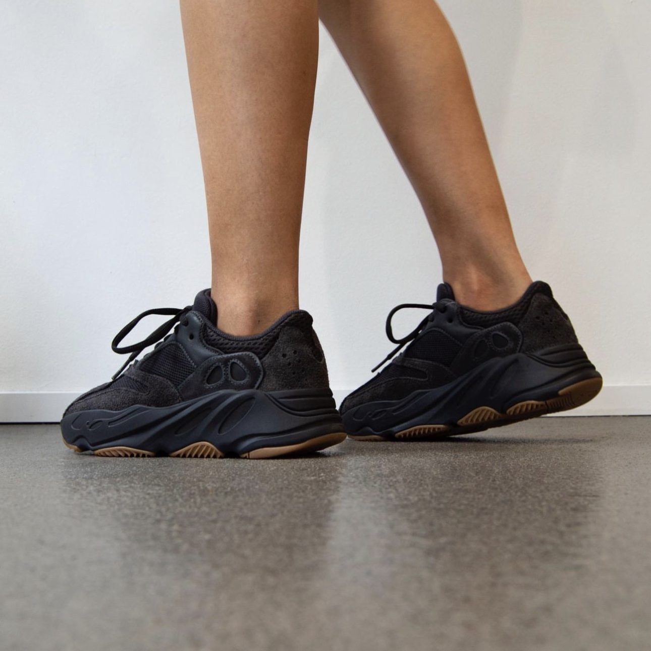 Adidas Yeezy Boost 700 Utility Black 2023 착용 스타일 - 5