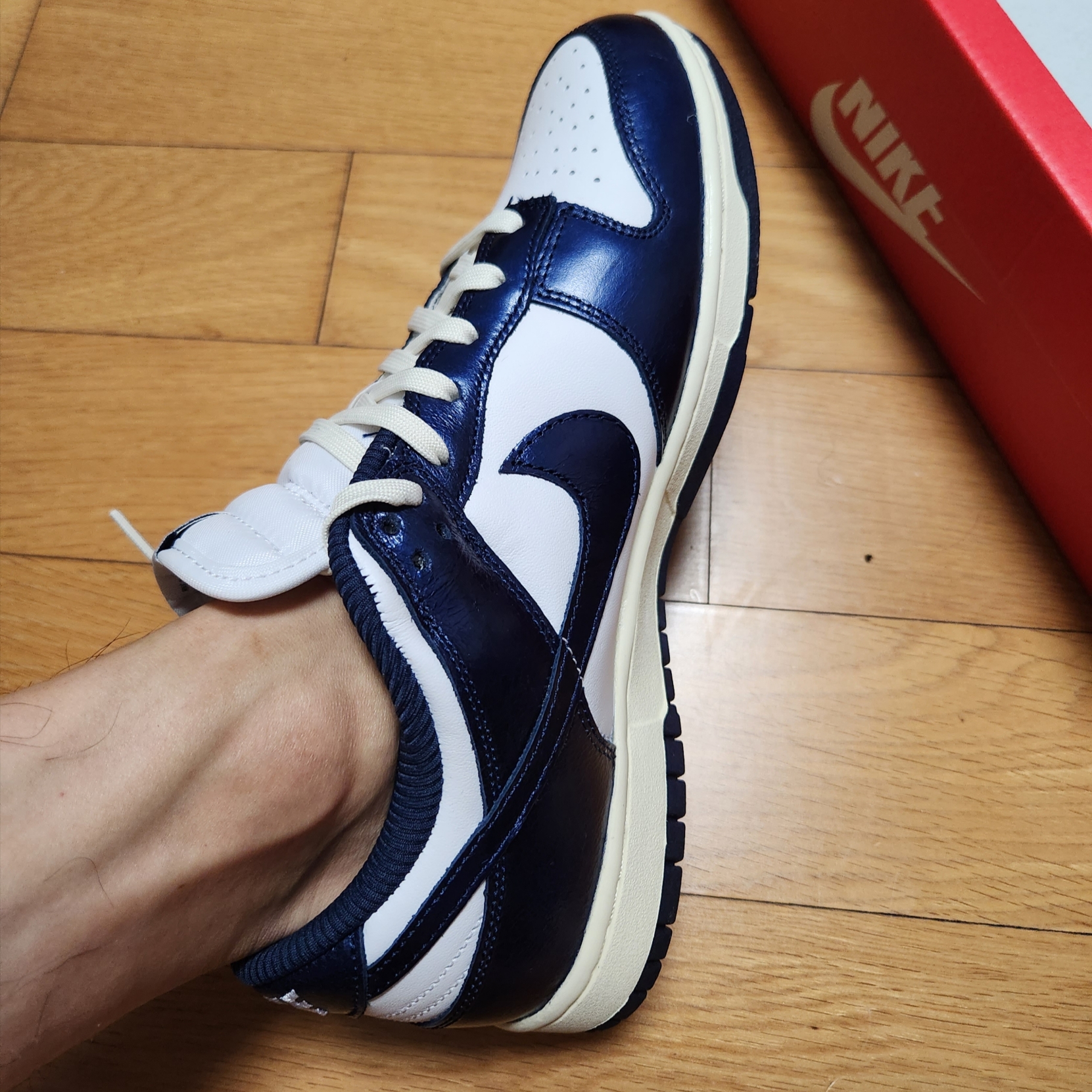 (W) Nike Dunk Low PRM Midnight Navy and White 착용 스타일