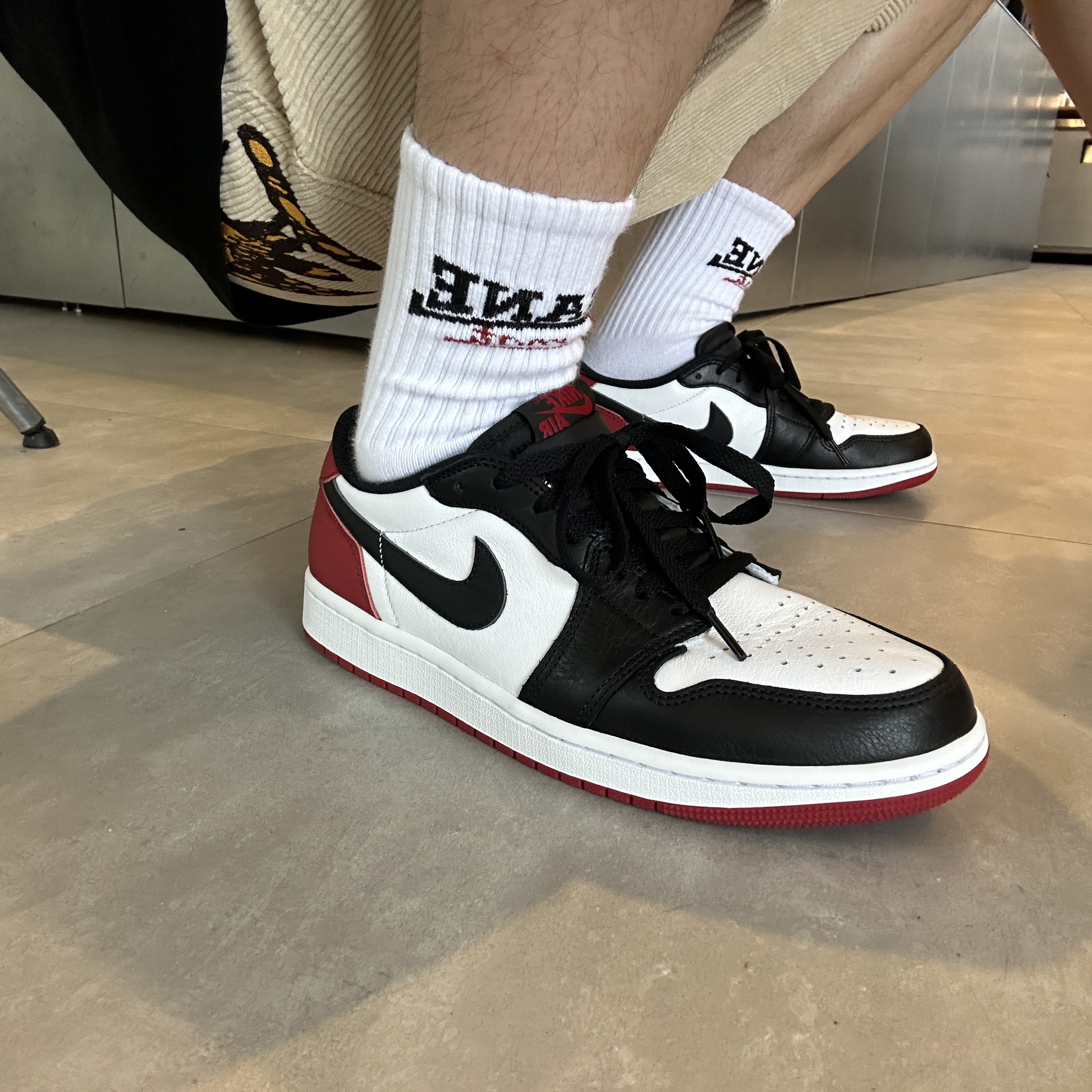 Jordan 1 Retro Low OG Black Toe 착용 스타일 - 2