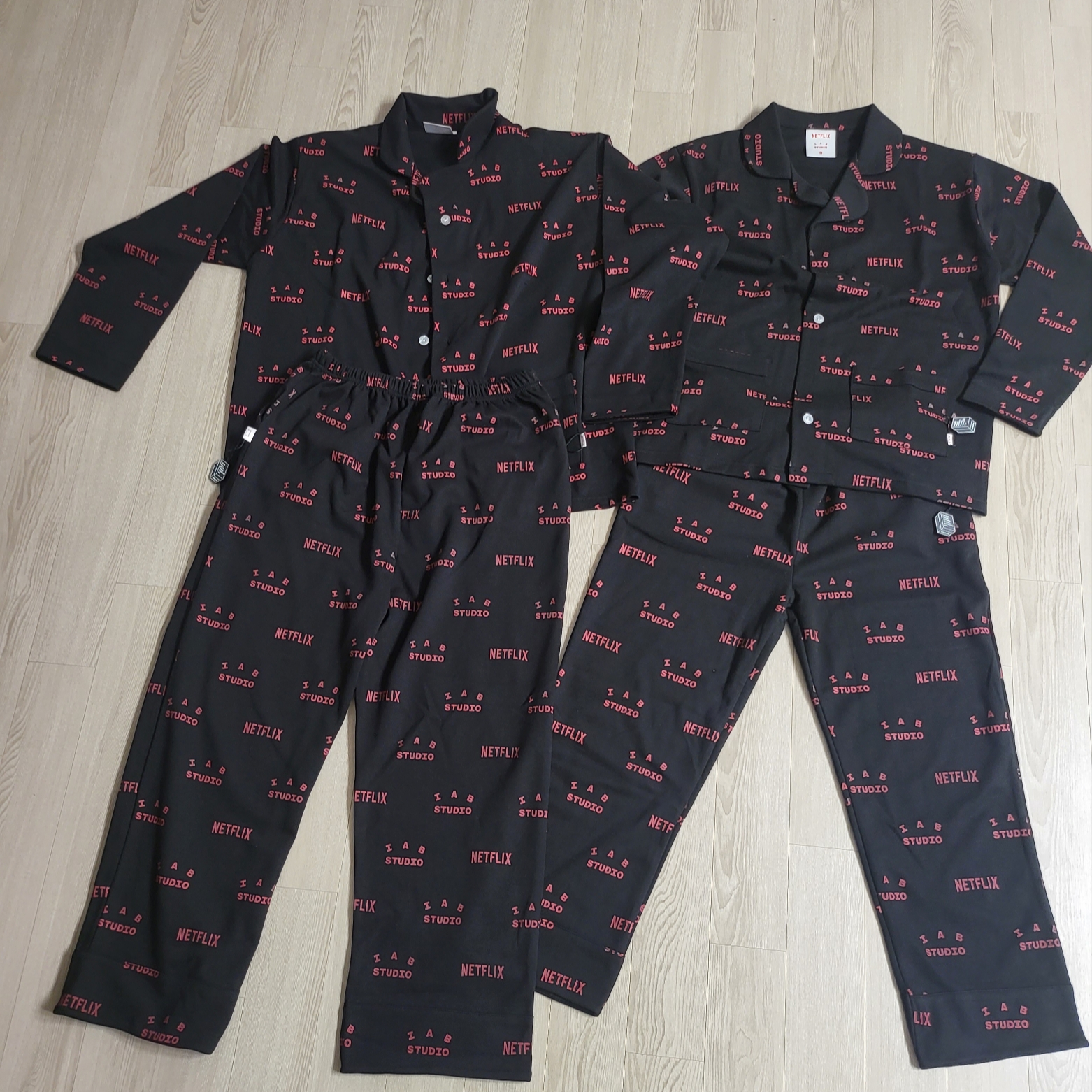 IAB Studio x Netflix Pajama Cushion Cover Set Black 착용 스타일 - 1