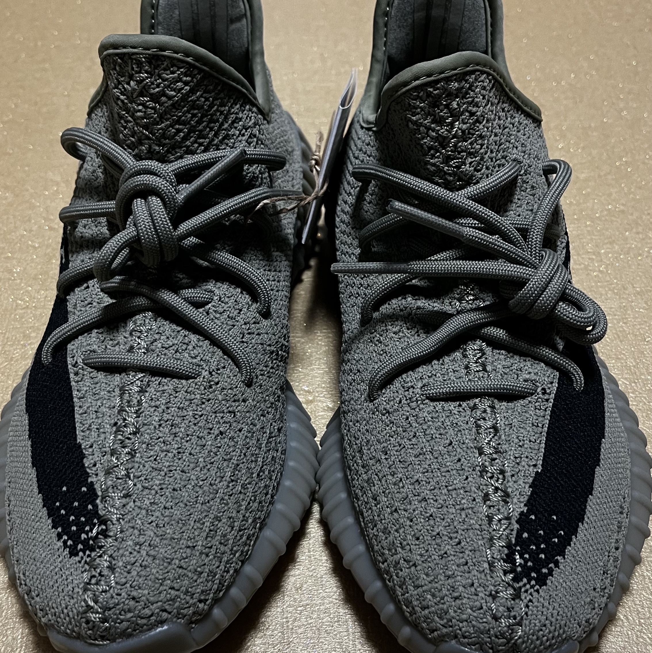 Adidas Yeezy Boost 350 V2 Granite Core Black 착용 스타일 - 2