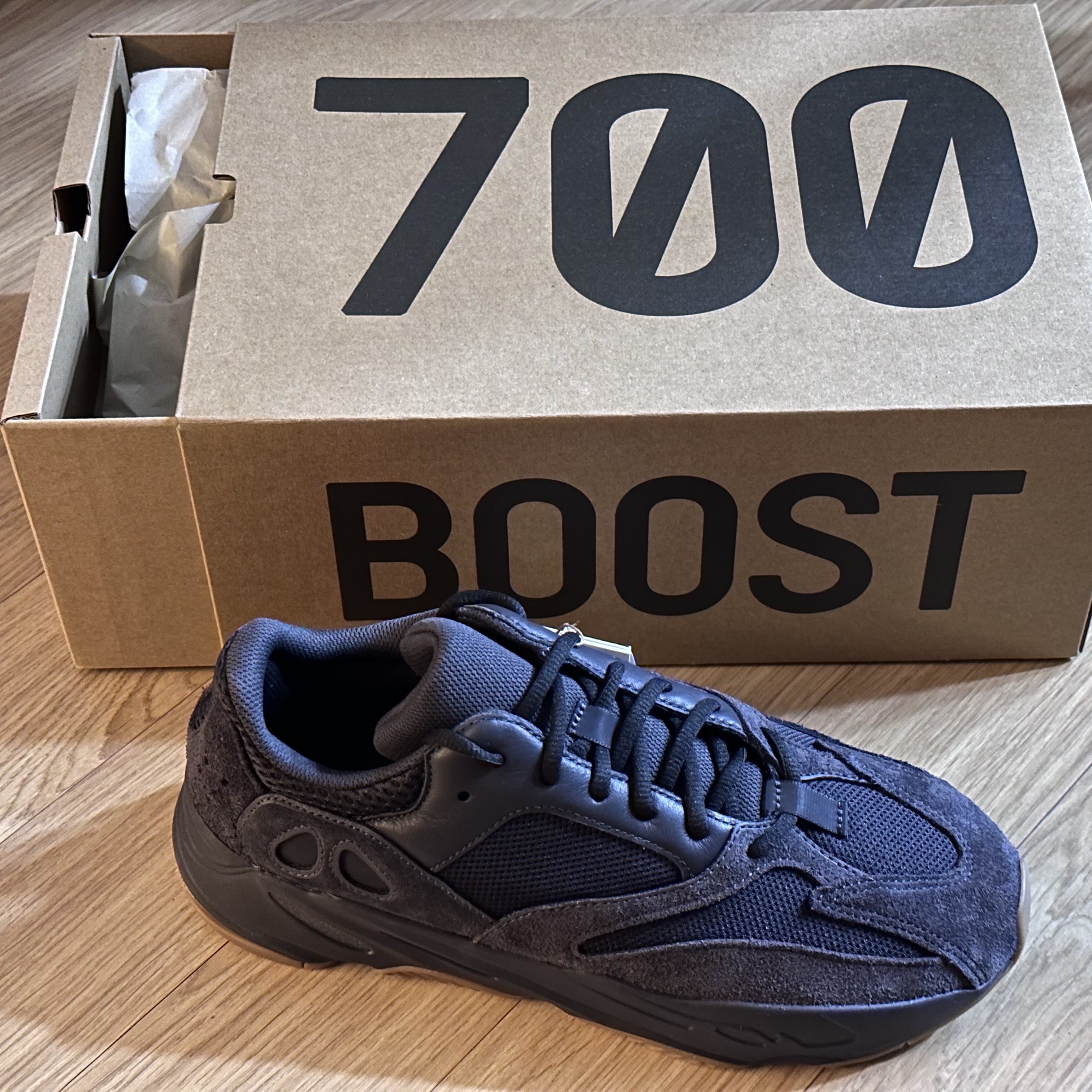 Adidas Yeezy Boost 700 Utility Black 2023 착용 스타일