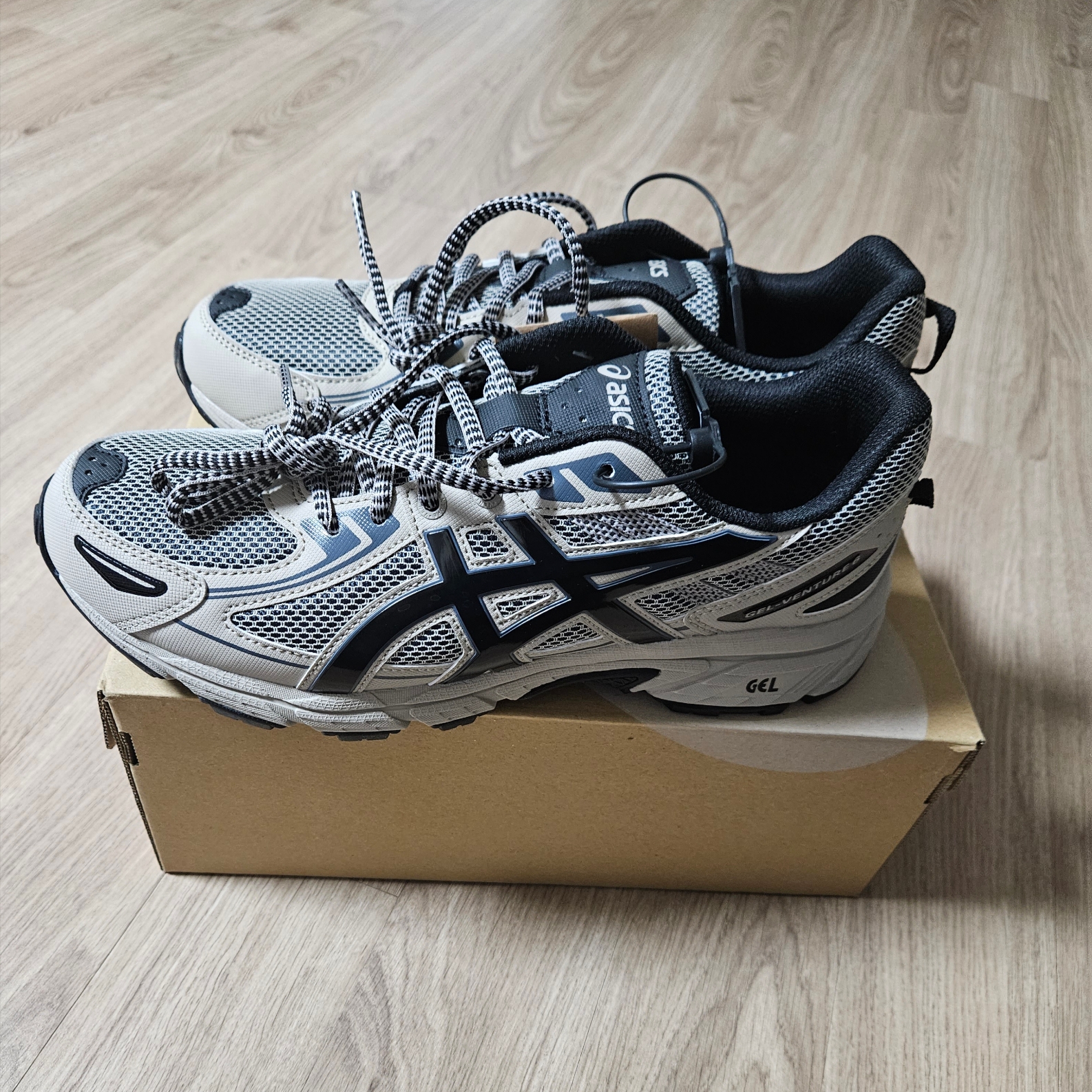 Asics Gel-Venture 6 Feather Grey Black 착용 스타일