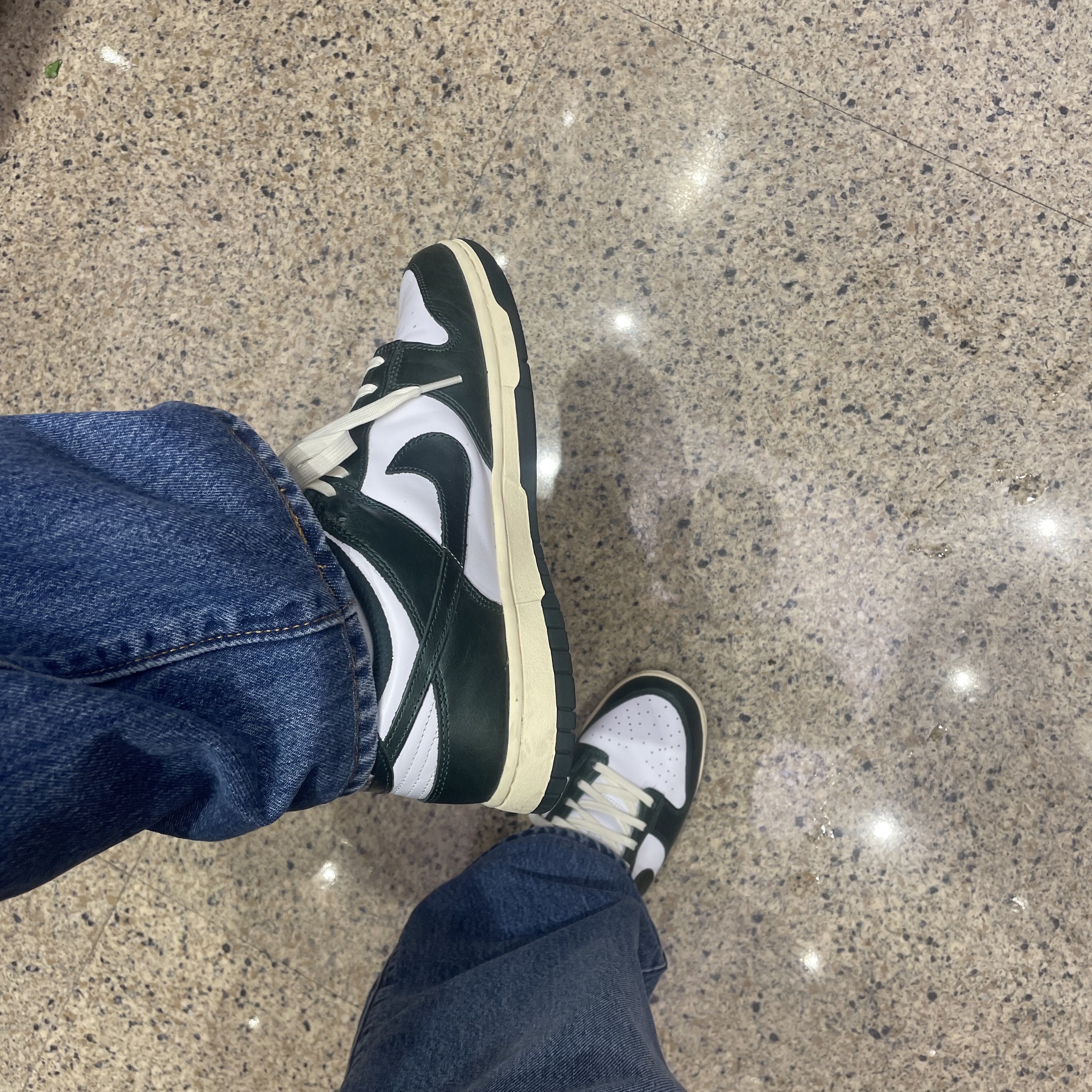 (W) Nike Dunk Low Vintage Green 착용 스타일 - 1