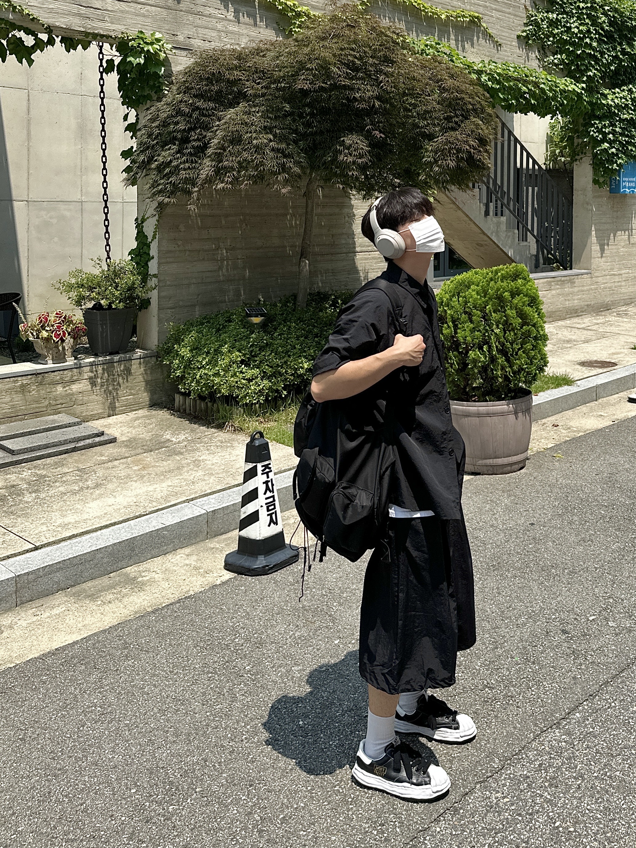 Maison Mihara Yasuhiro Blakey OG Sole Leather Low-top Sneakers Black, Sony WH-1000XM4 Platinum Silver (Korean Ver.) 착용 스타일 - 1
