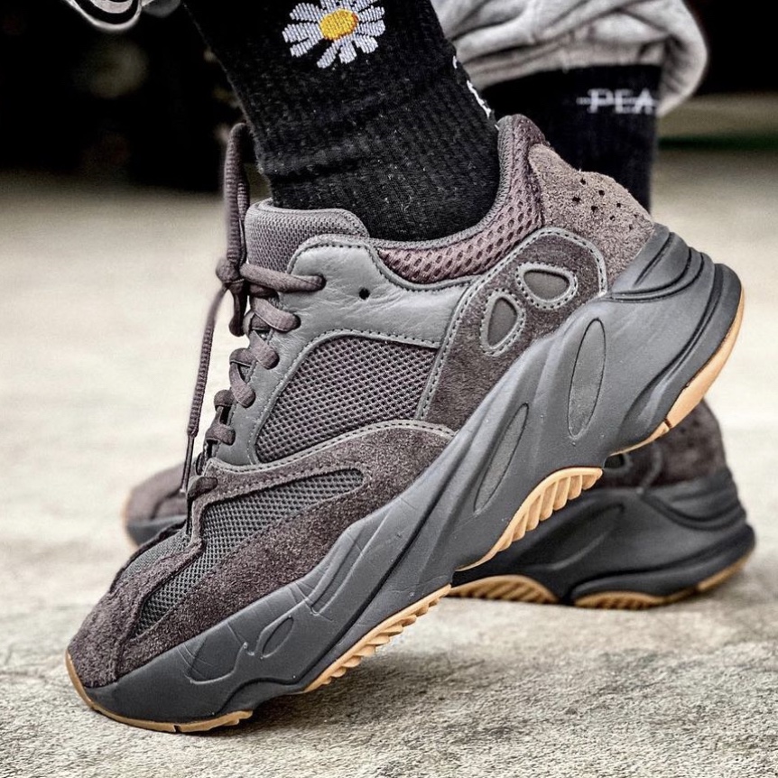 Adidas Yeezy Boost 700 Utility Black 2023 착용 스타일 - 1