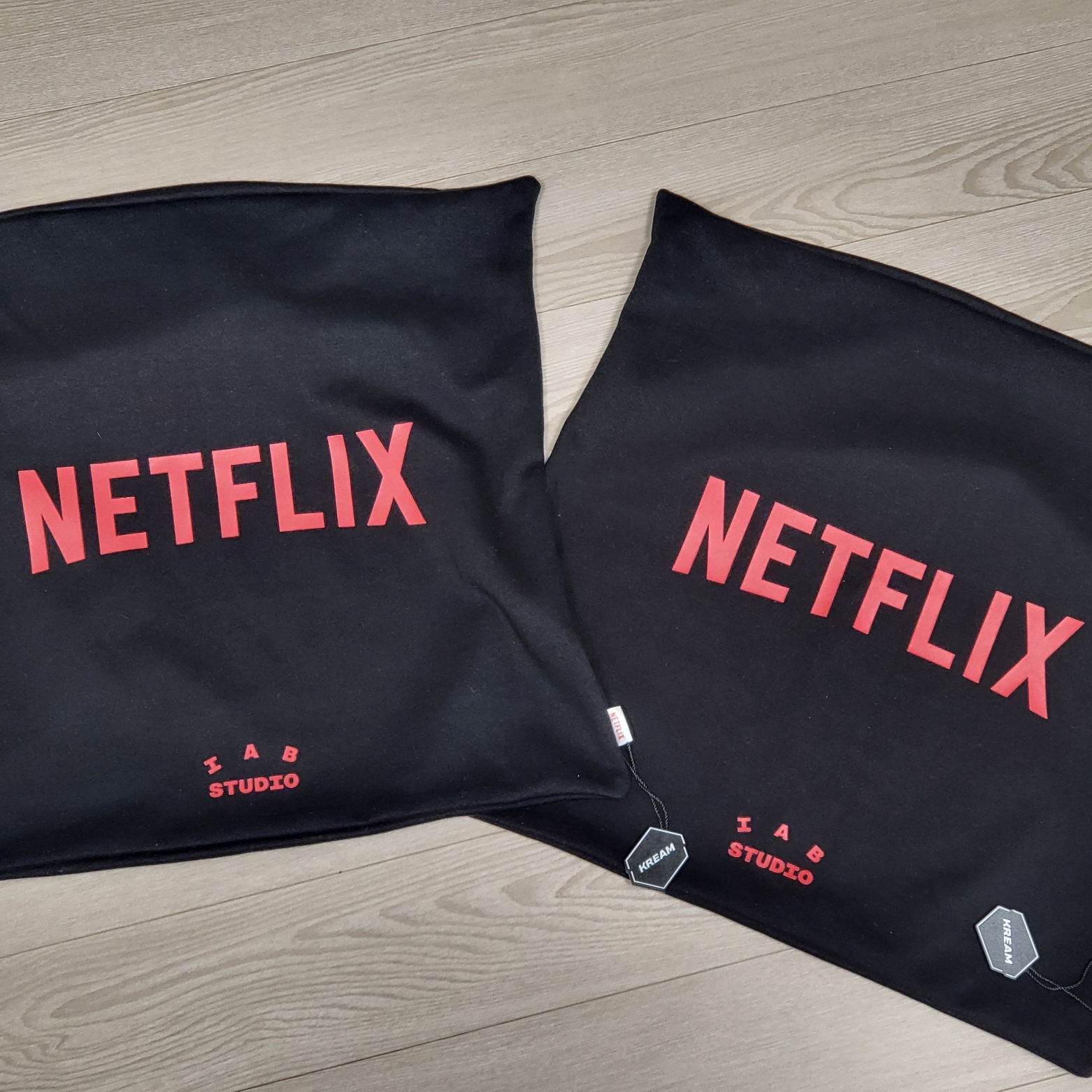 IAB Studio x Netflix Pajama Cushion Cover Set Black 착용 스타일 - 3
