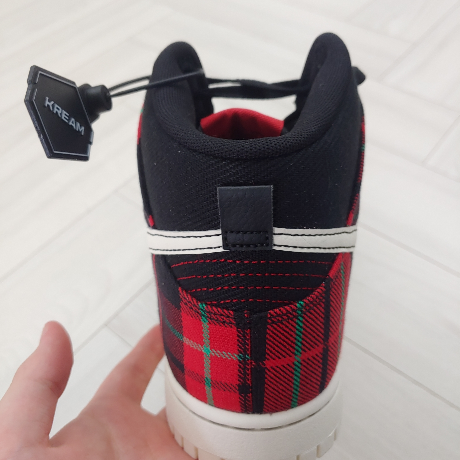 Nike Dunk High Black and University REd 착용 스타일 - 4