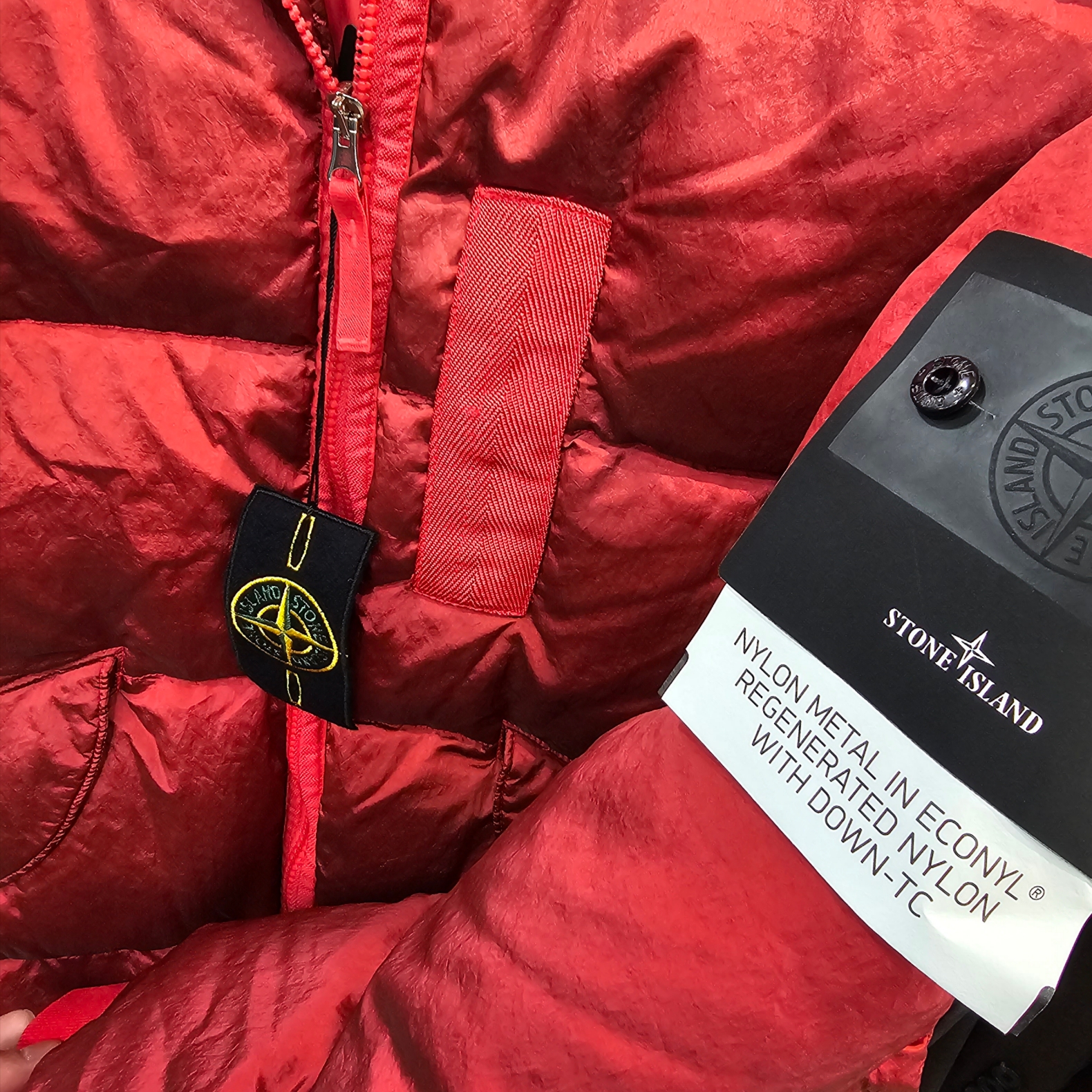 Stone Island 43619 Nylon Metal Econyl Regenerated Nylon Down Jacket Red - 22FW 착용 스타일
