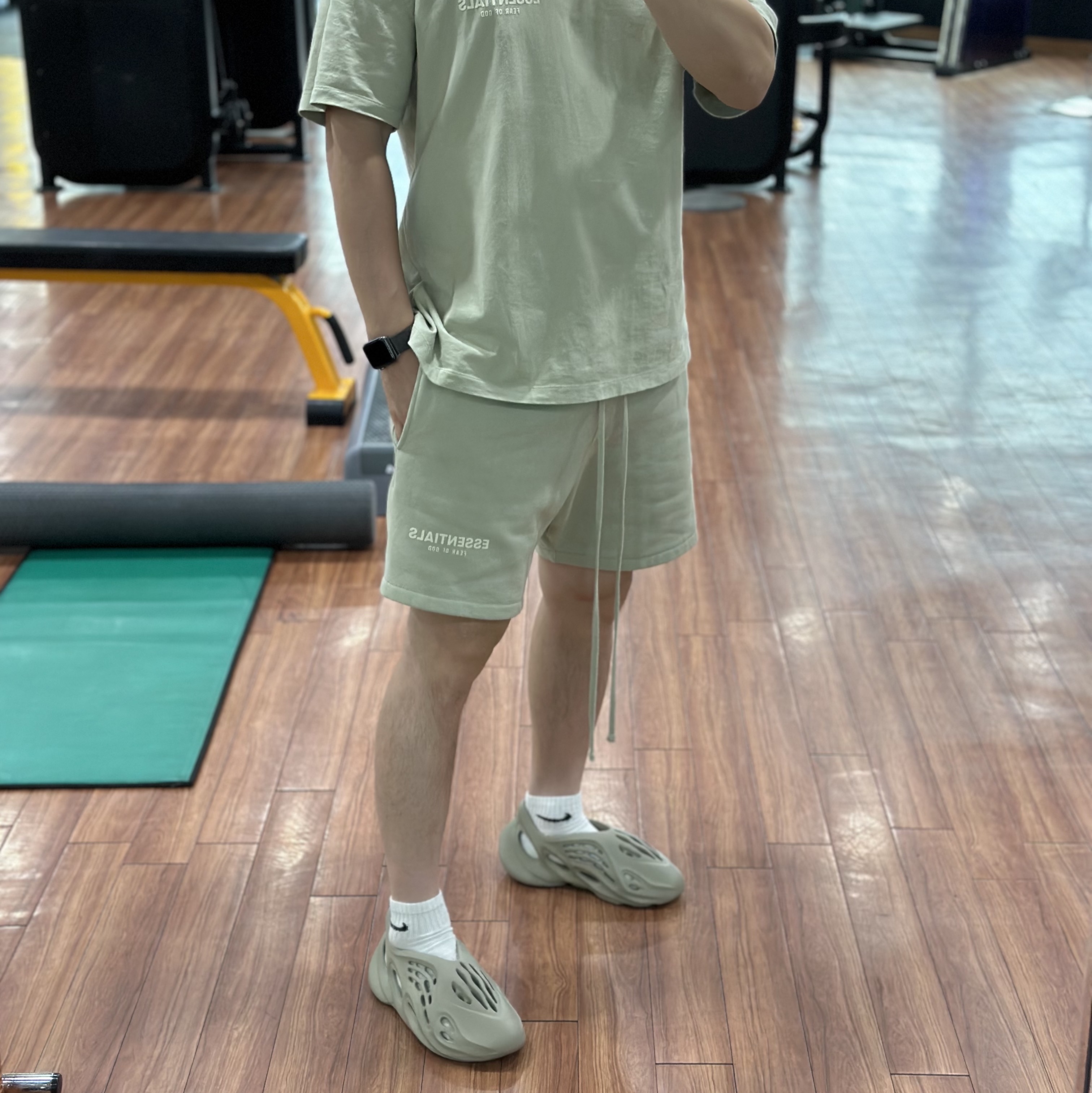Adidas Yeezy Foam RNNR Stone Salt 착용 스타일 - 1
