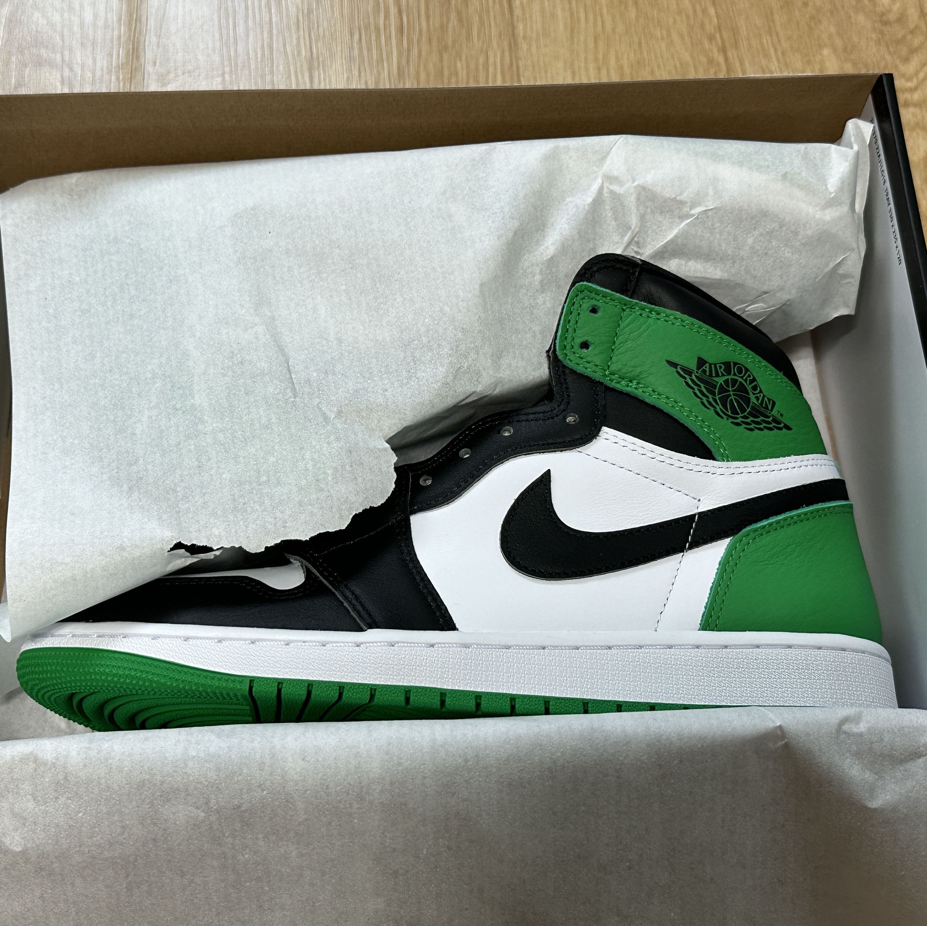 Jordan 1 Retro High OG Black and Lucky Green 착용 스타일