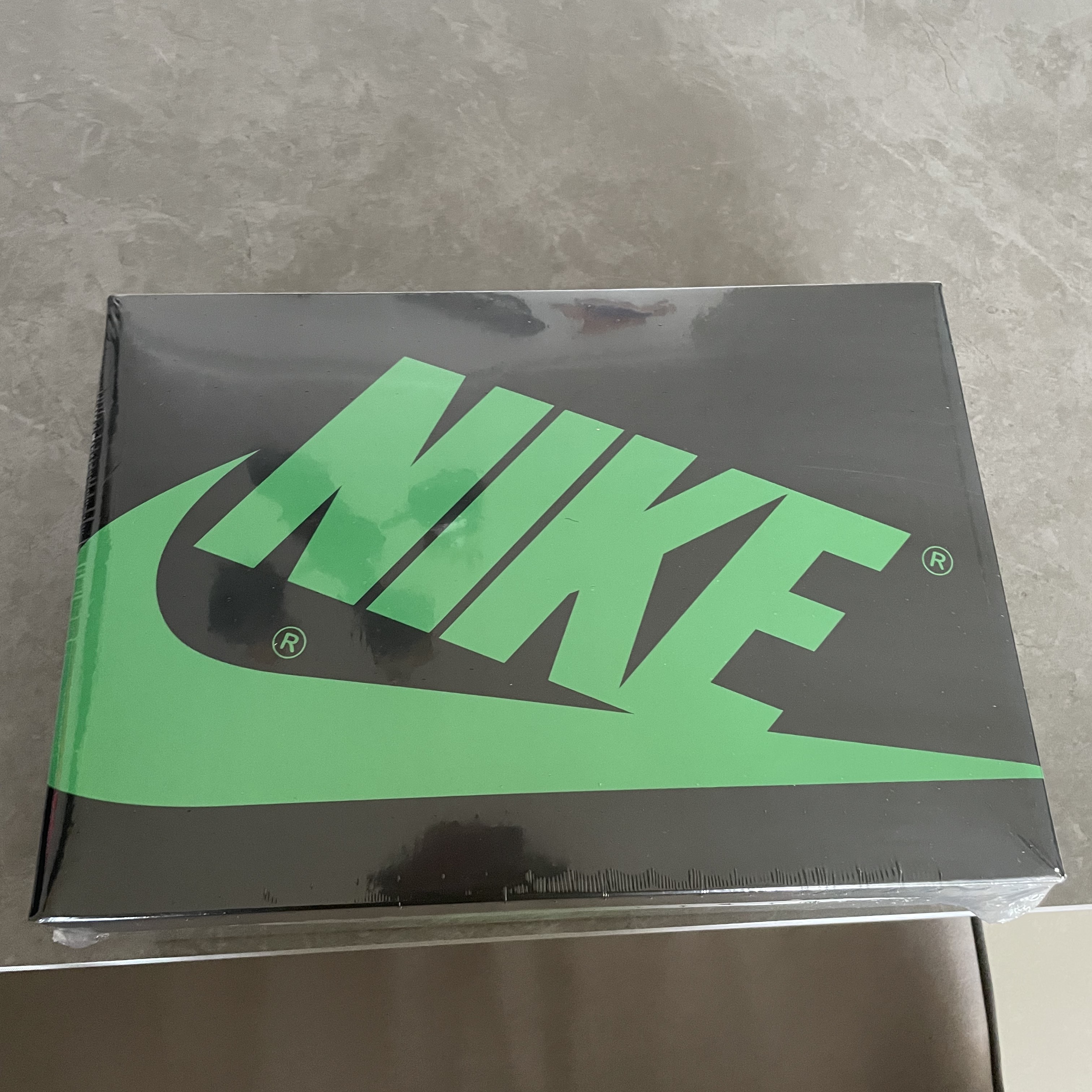Jordan 1 Retro High OG Black and Lucky Green 착용 스타일 - 1