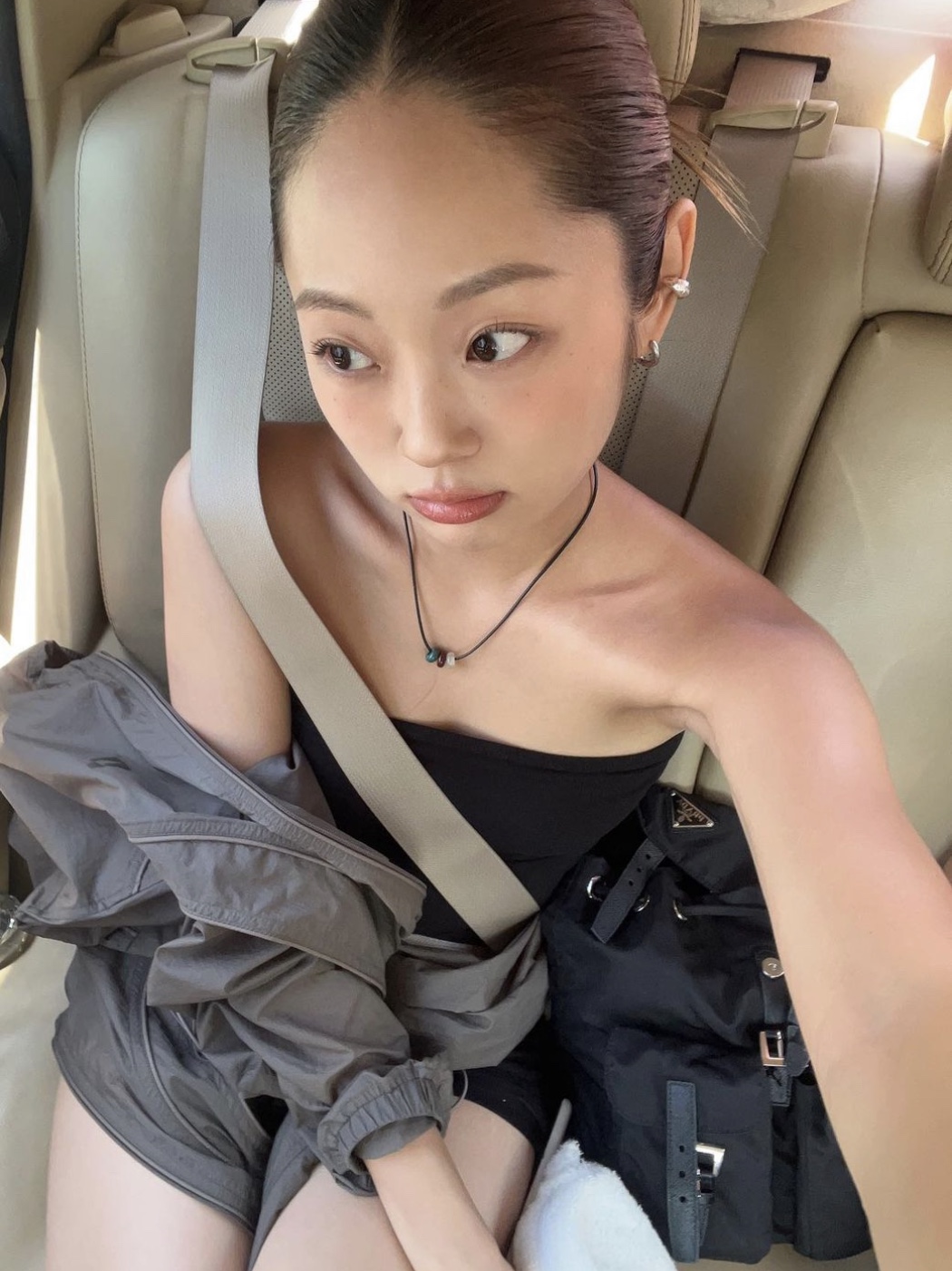 Prada Re-Nylon Small Backpack Black 착용 스타일 - 2