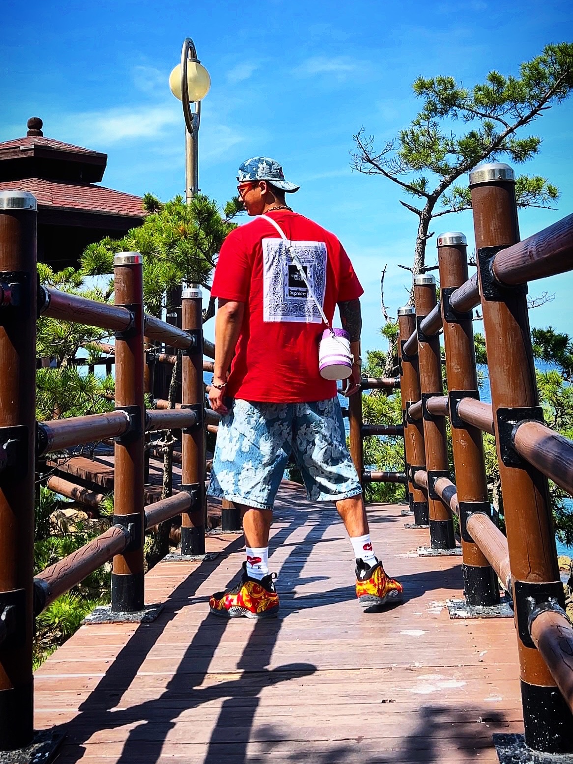 Supreme Flames Jacquard Denim Camp Cap Washed Indigo - 23SS, Supreme Flames Jacquard Baggy Denim Shorts Washed Indigo - 23SS 착용 스타일 - 3