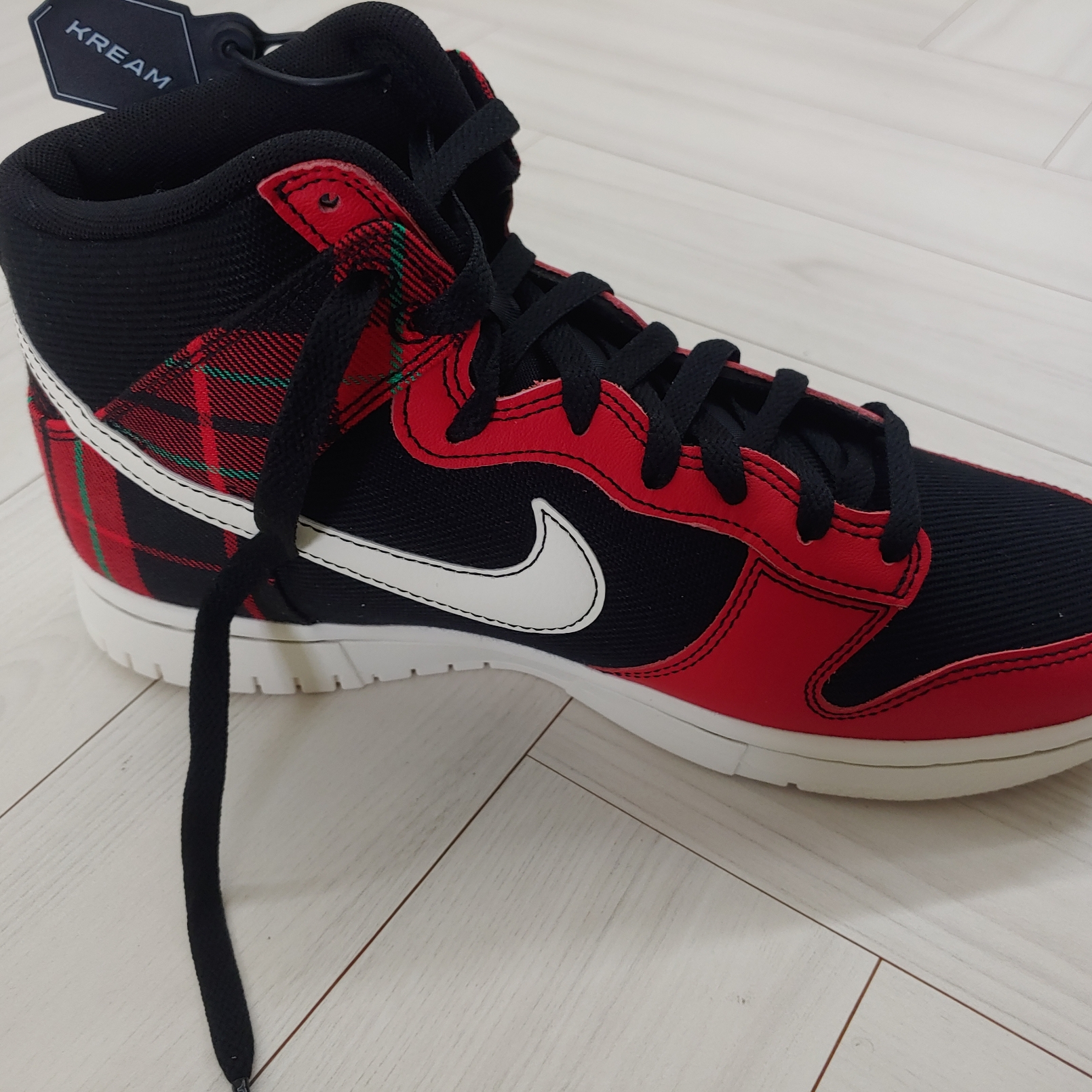 Nike Dunk High Black and University REd 착용 스타일 - 1
