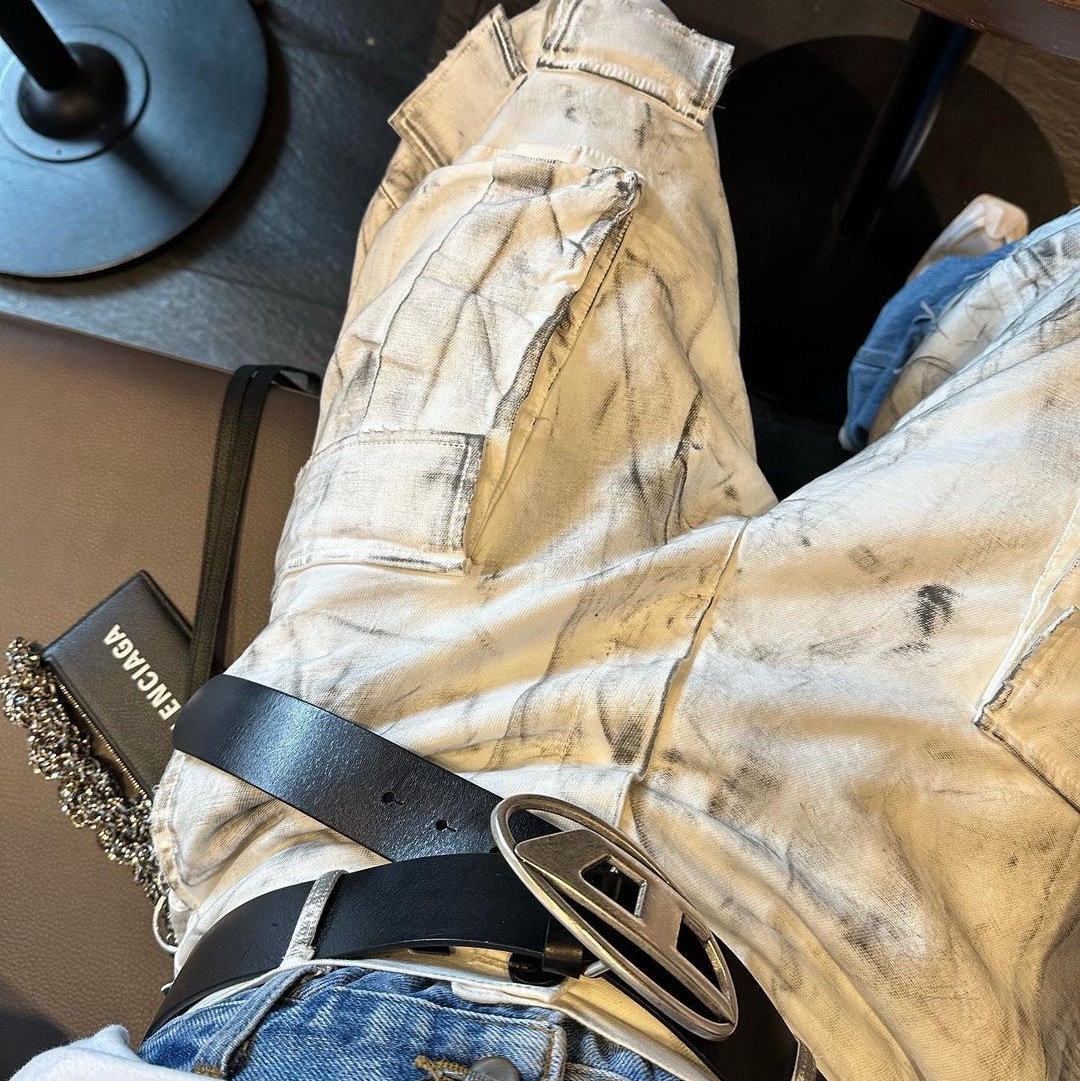 Nos Couleurs Distressed Cargo Shorts White 착용 스타일