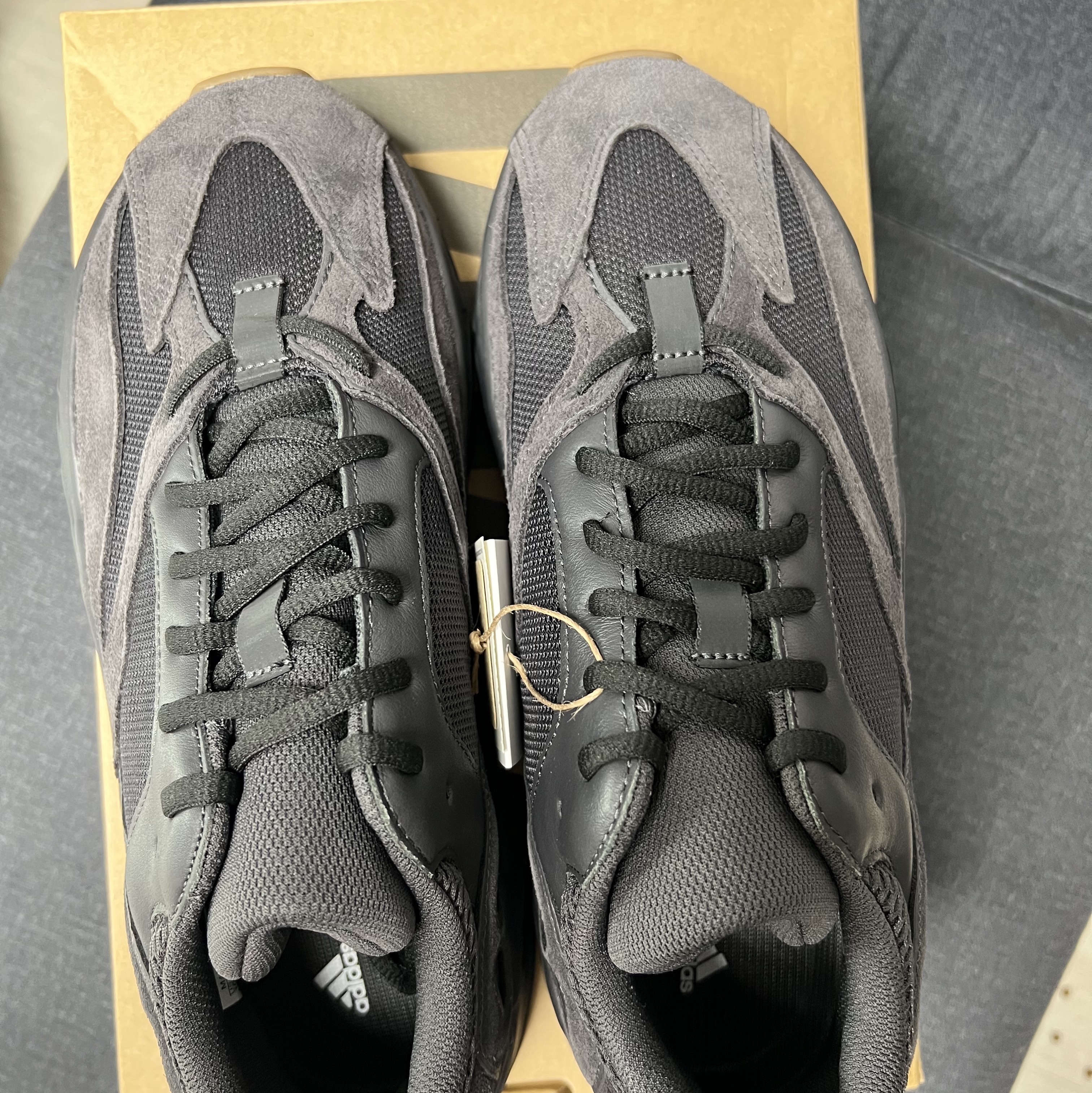 Adidas Yeezy Boost 700 Utility Black 2023 착용 스타일 - 1