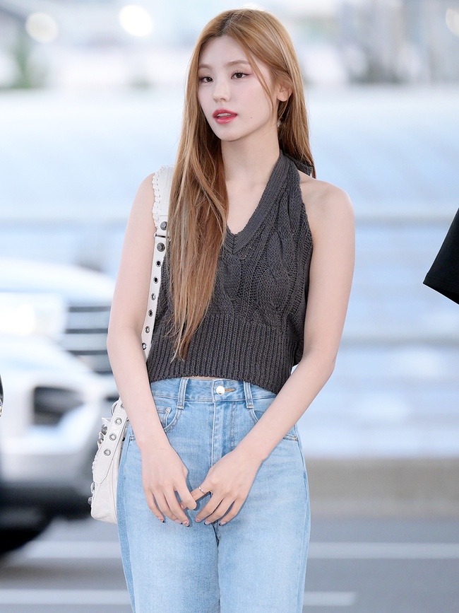 Balenciaga Le Cagole XS Shoulder Bag with Rhinestones White 착용 스타일