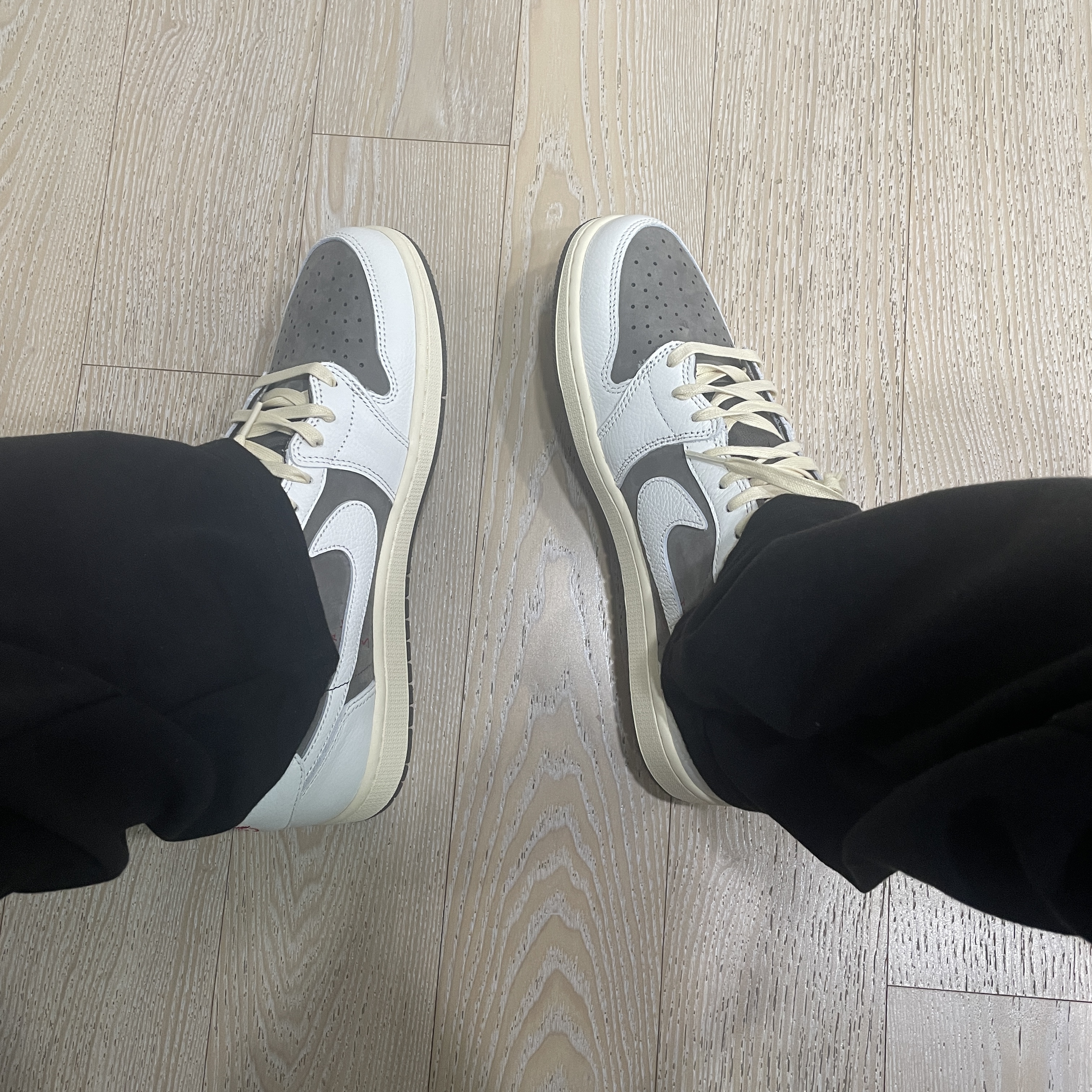 Jordan 1 x Travis Scott Retro Low OG SP Sail and Ridgerock 착용 스타일