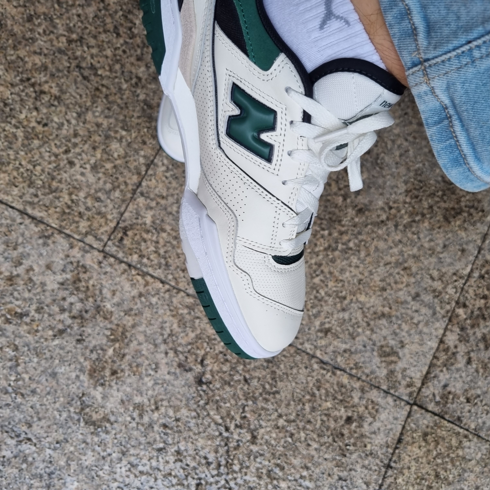 New Balance 550 Sea Salt Green - 2E Wide 착용 스타일 - 4
