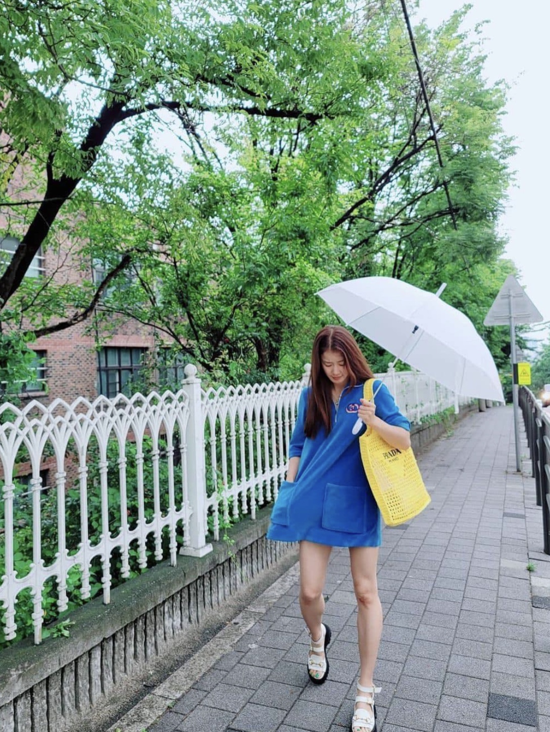 Prada Raffia Tote Bag Yellow 착용 스타일 - 2