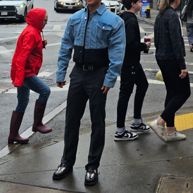 H&M x Mugler Defined Waist Denim Jacket Light Denim Blue Black, Our Legacy Camion Mule Schmetterling Black Leather 착용 스타일