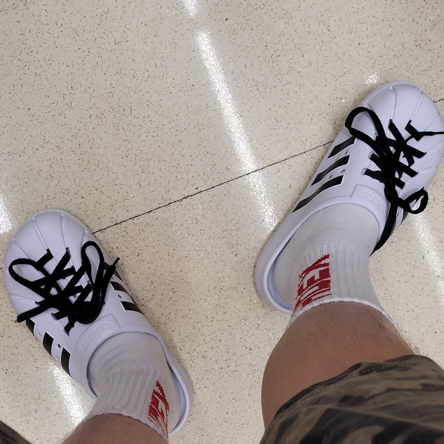 Adidas Adilette Clog White Black 착용 스타일 - 2