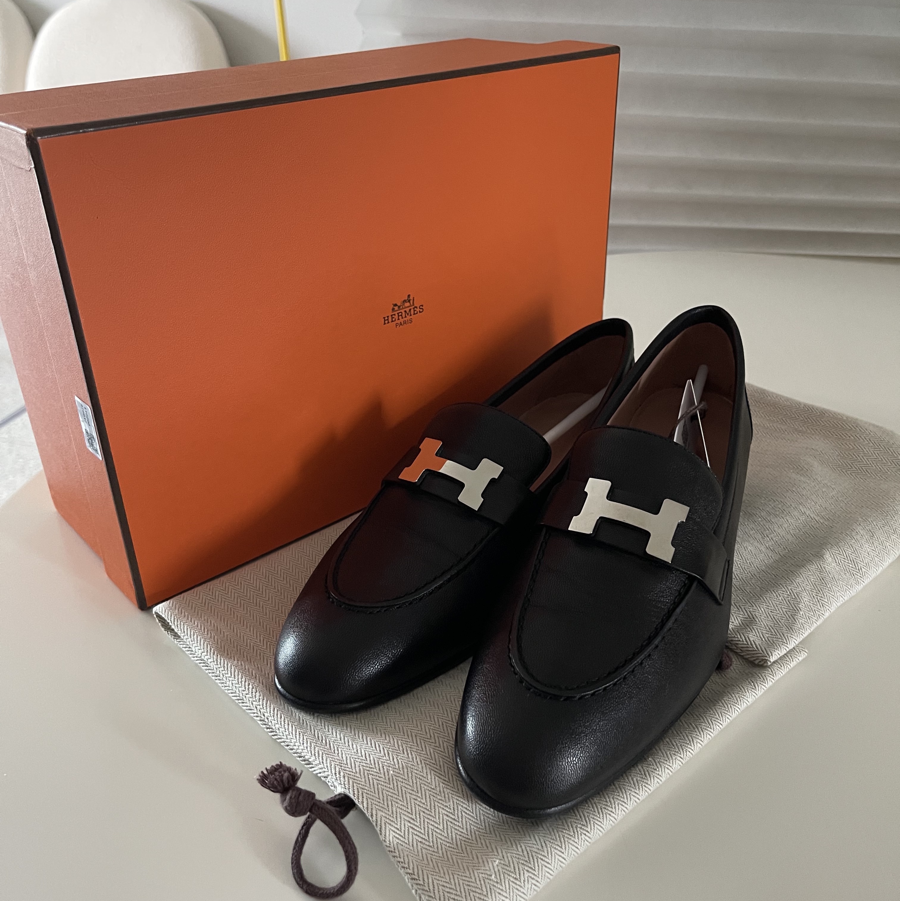 (W) Hermes Paris Loafers Goatskin & Palladium Noir 착용 스타일