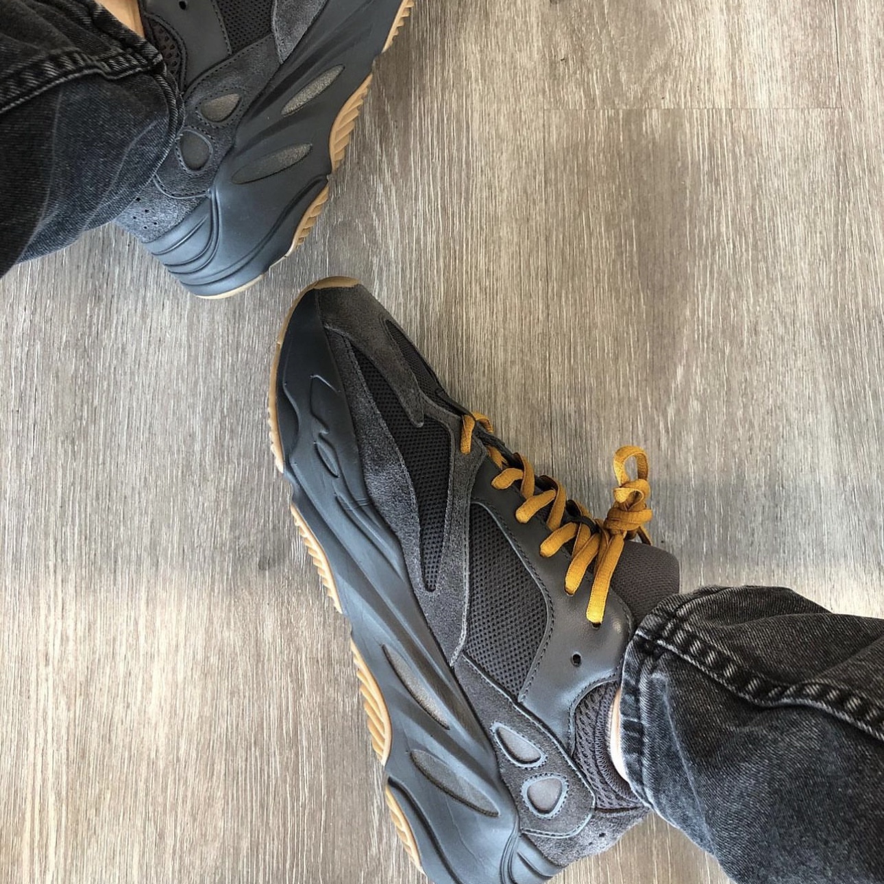 Adidas Yeezy Boost 700 Utility Black 2023 착용 스타일 - 1