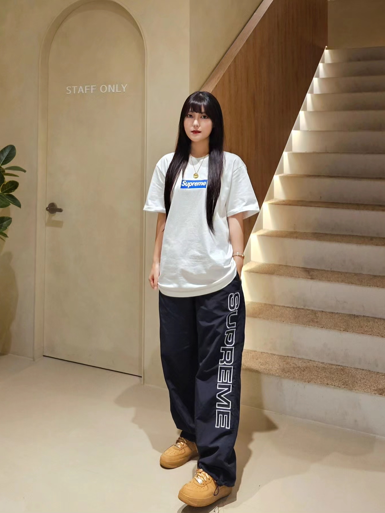 Nike x Supreme Air Force 1 Low Flax, Supreme Seoul Box Logo T-Shirt White - 23FW 착용 스타일 - 1