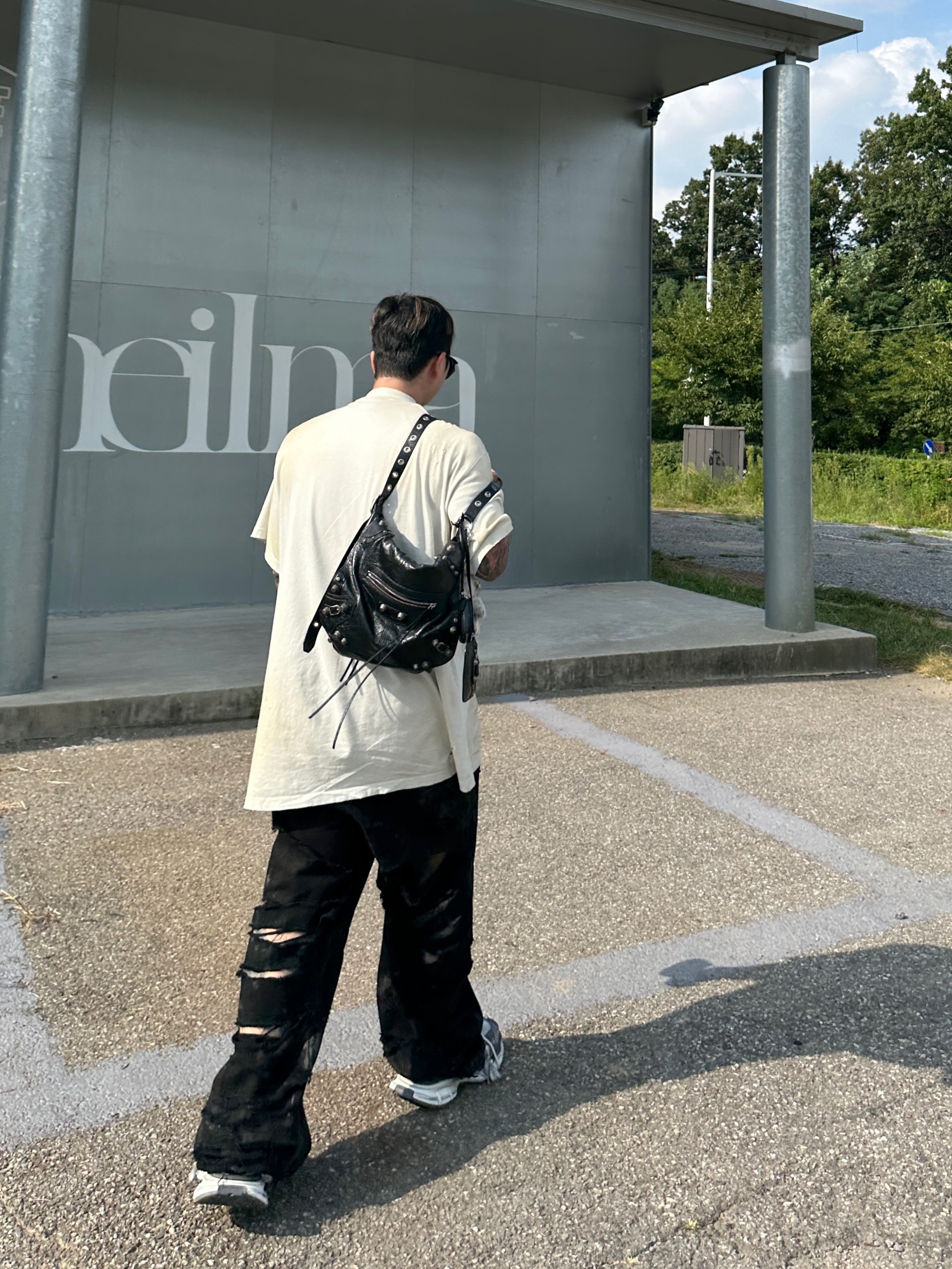 Balenciaga Skater T-Shirt Oversized White, Balenciaga Super Destroyed Baggy Pants Black 착용 스타일 - 3
