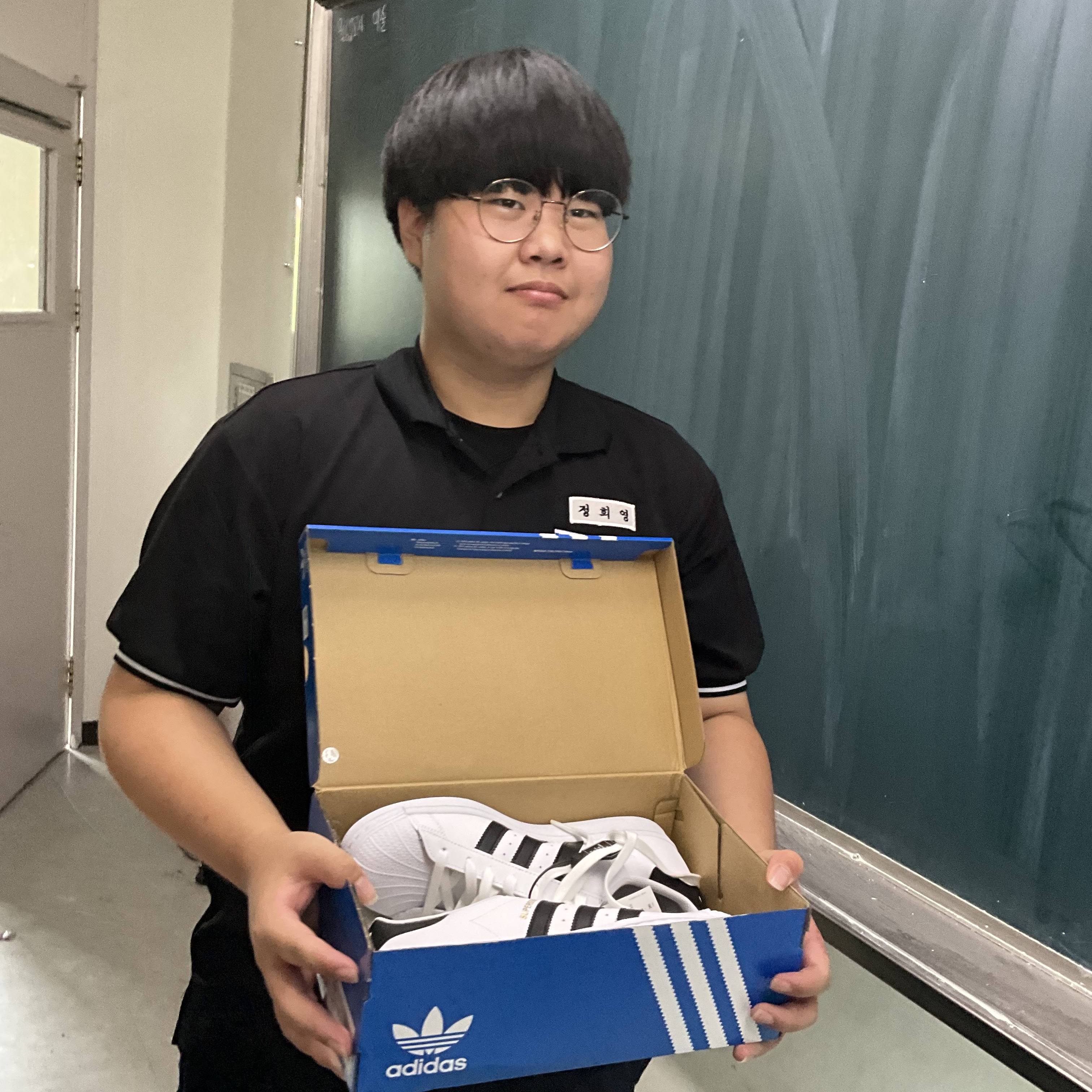 Adidas Superstar White Black 착용 스타일