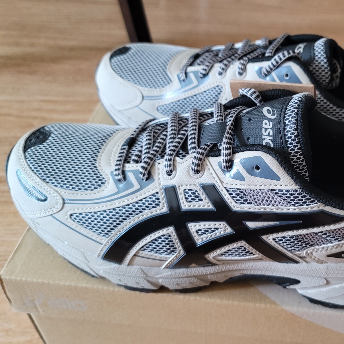 Asics Gel-Venture 6 Feather Grey Black 착용 스타일 - 3