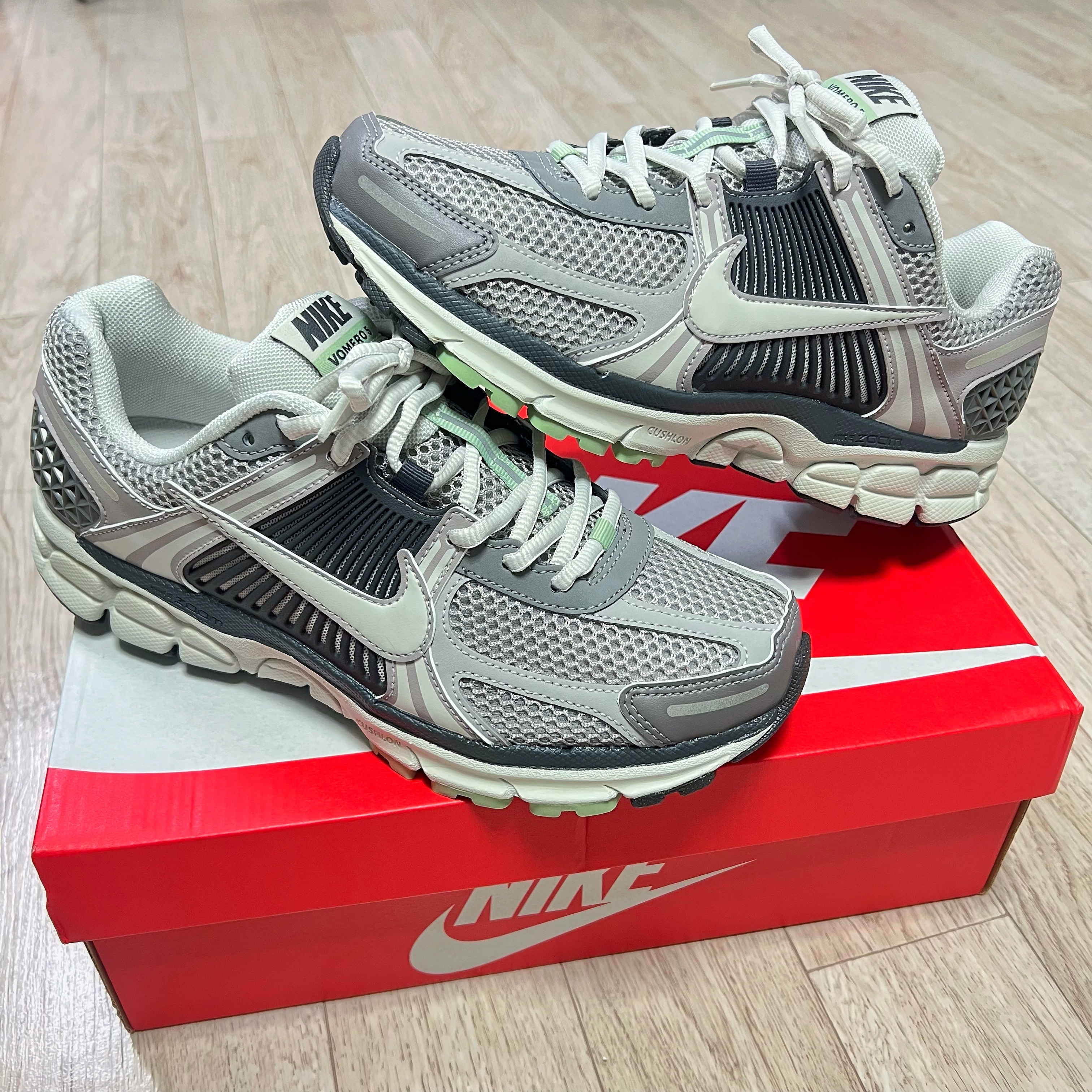 (W) Nike Zoom Vomero 5 Cobblestone and Flat Pewter 착용 스타일