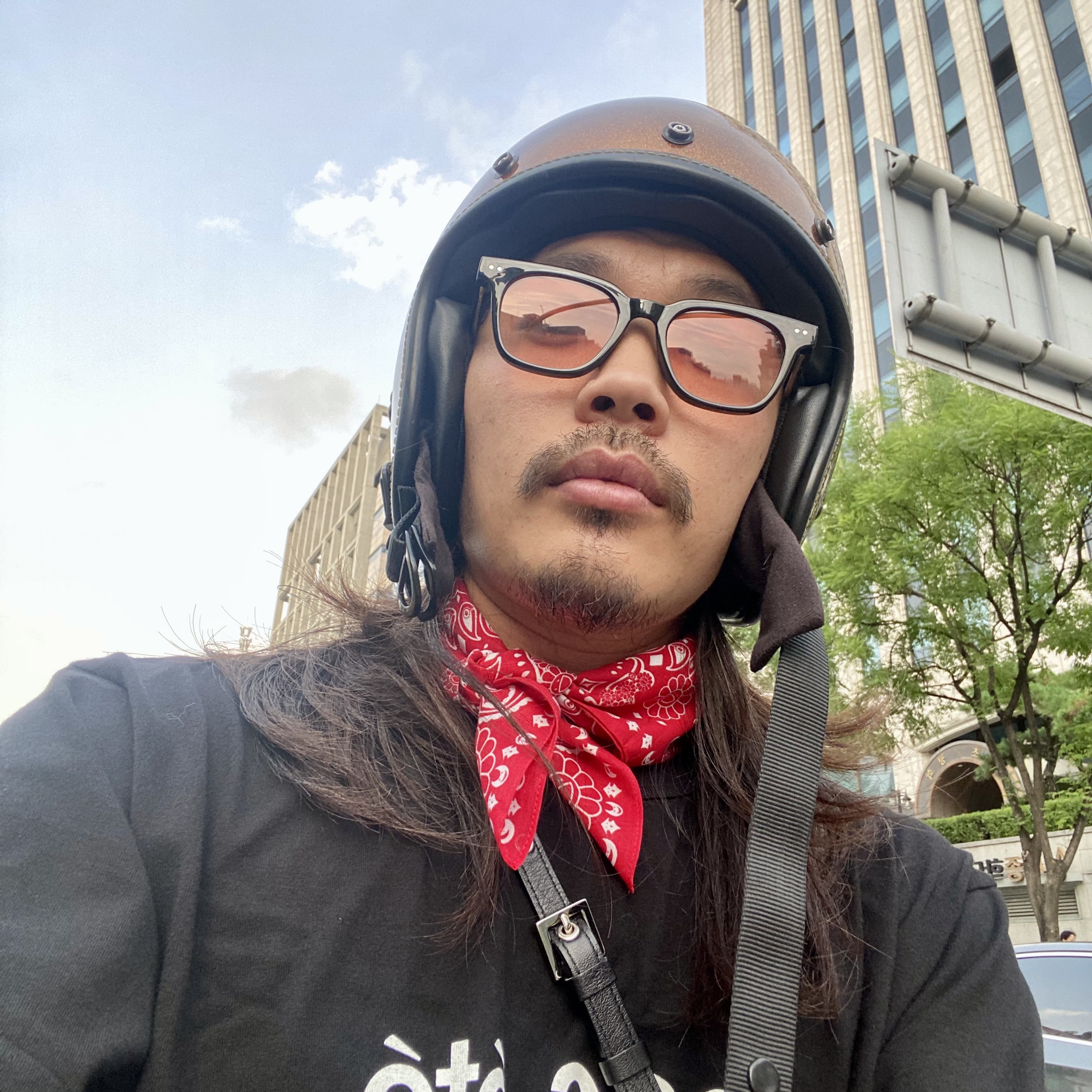Kaikai Kiki Flower Paisley Bandana Red 착용 스타일