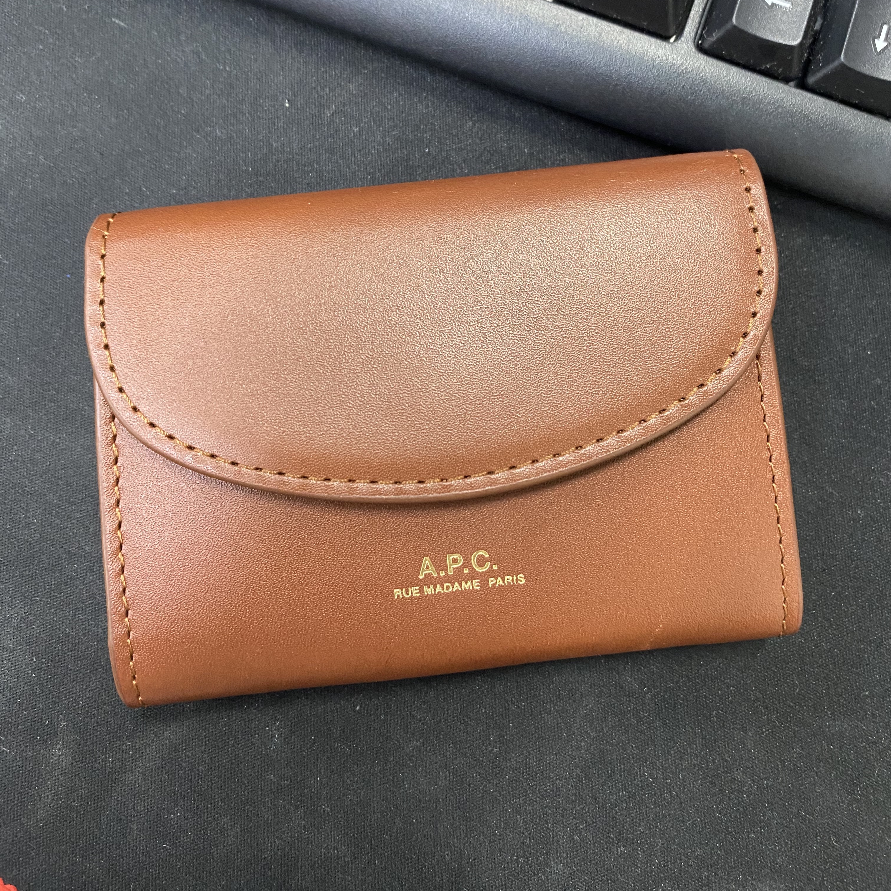 A.P.C. Geneva Business Card Holder Brown 착용 스타일 - 1