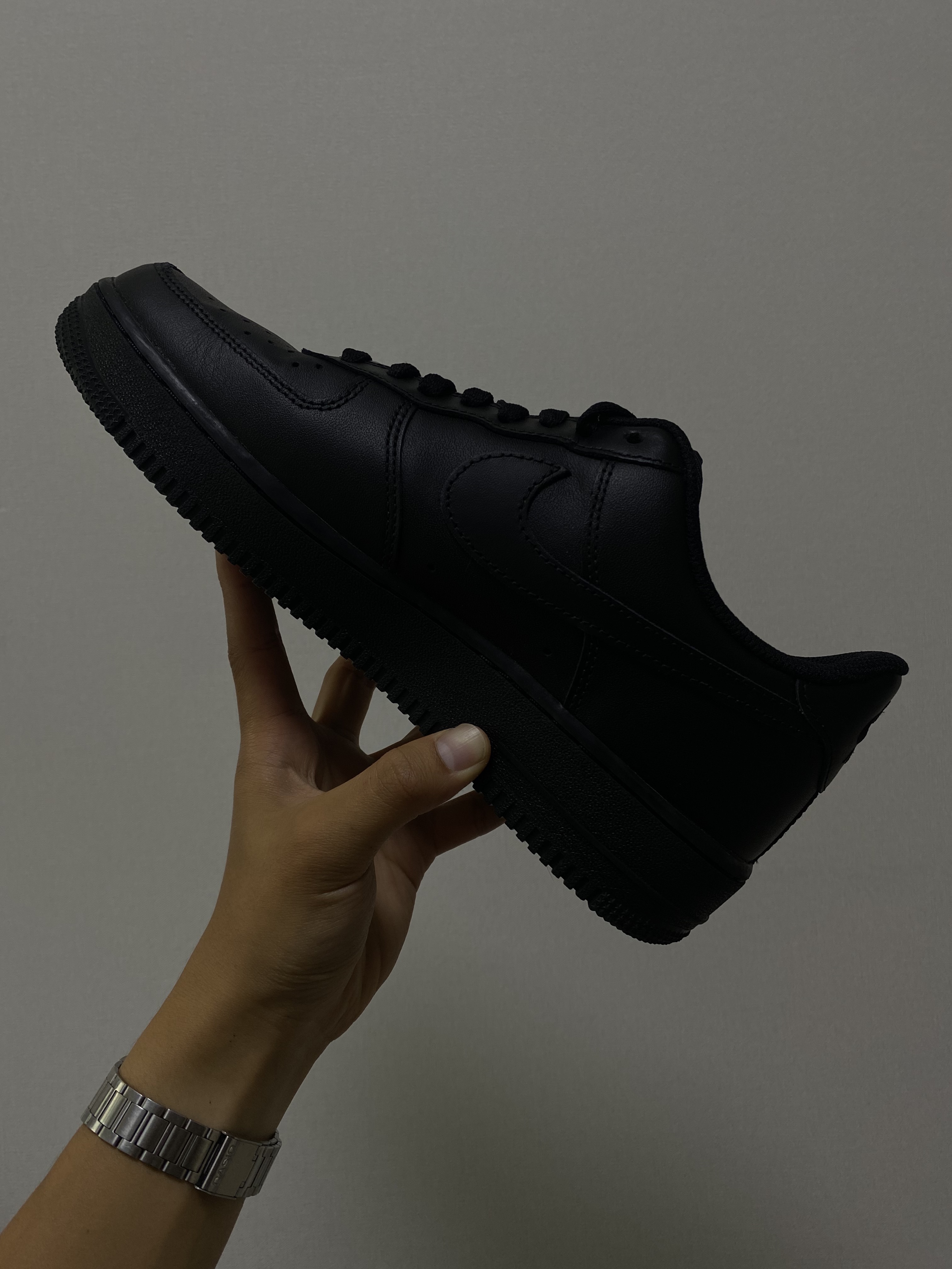 Nike Air Force 1 '07 Low Triple Black 착용 스타일 - 1