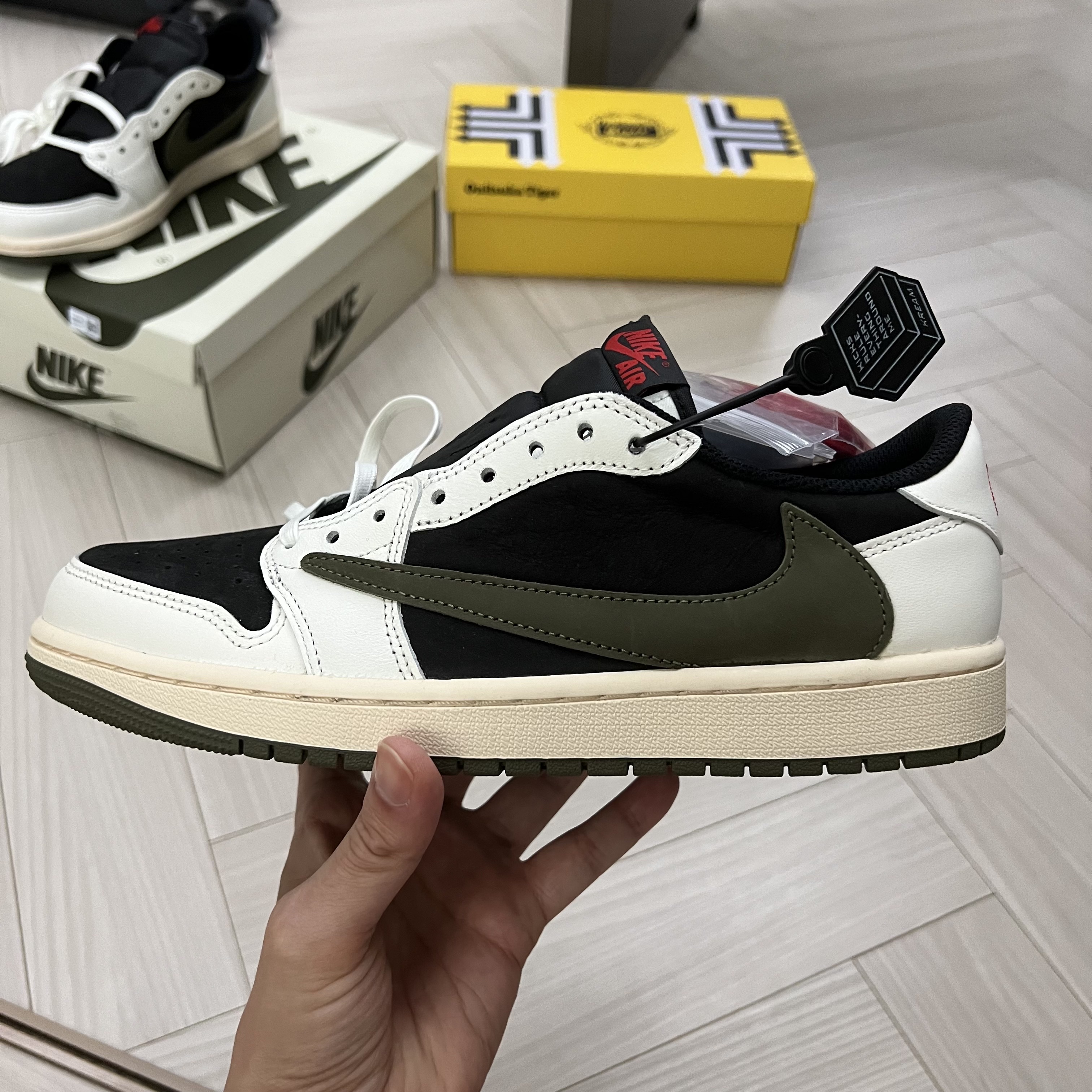 (W) Jordan 1 x Travis Scott Retro Low OG SP Medium Olive 착용 스타일 - 2