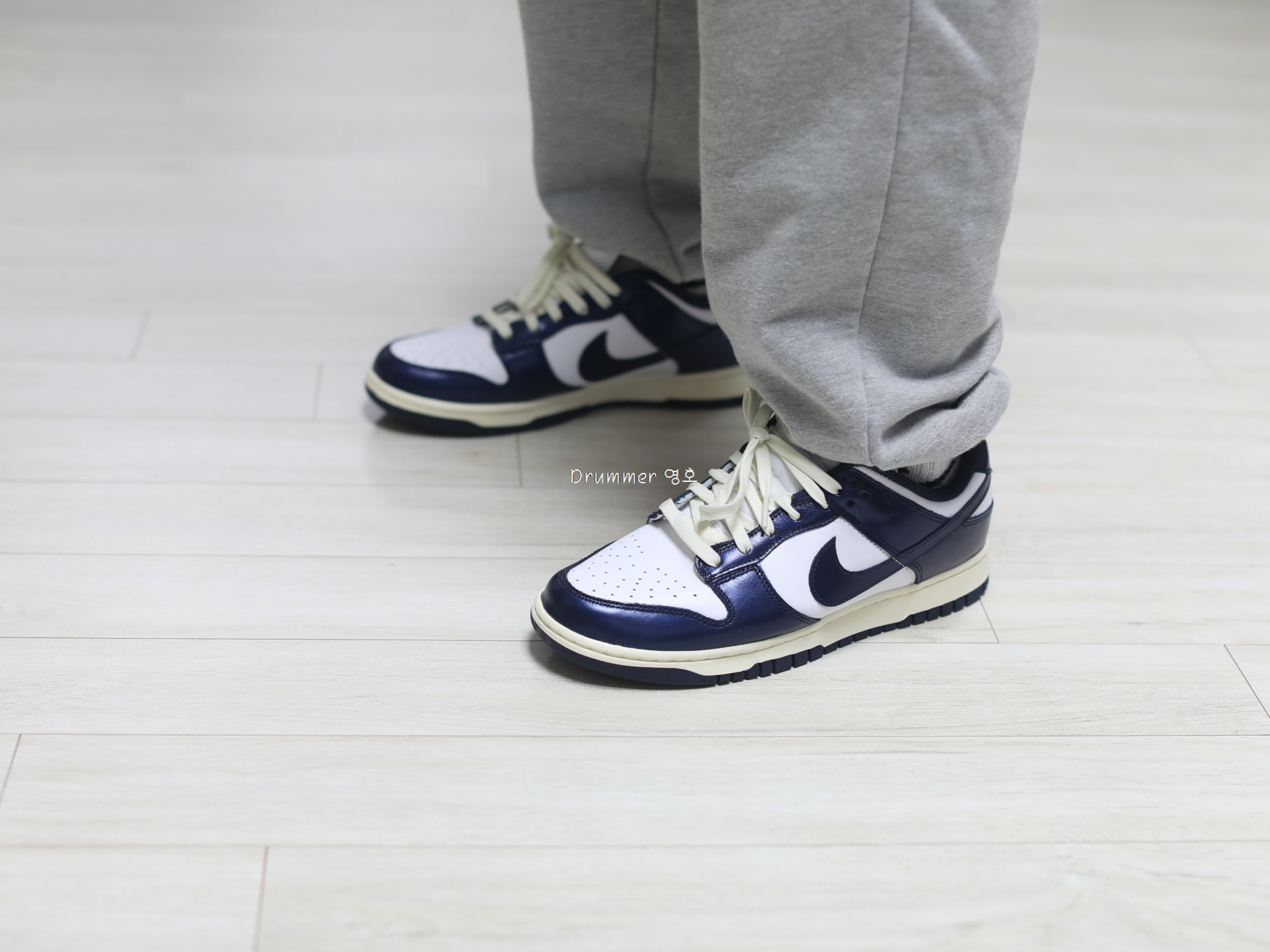 (W) Nike Dunk Low PRM Midnight Navy and White 착용 스타일