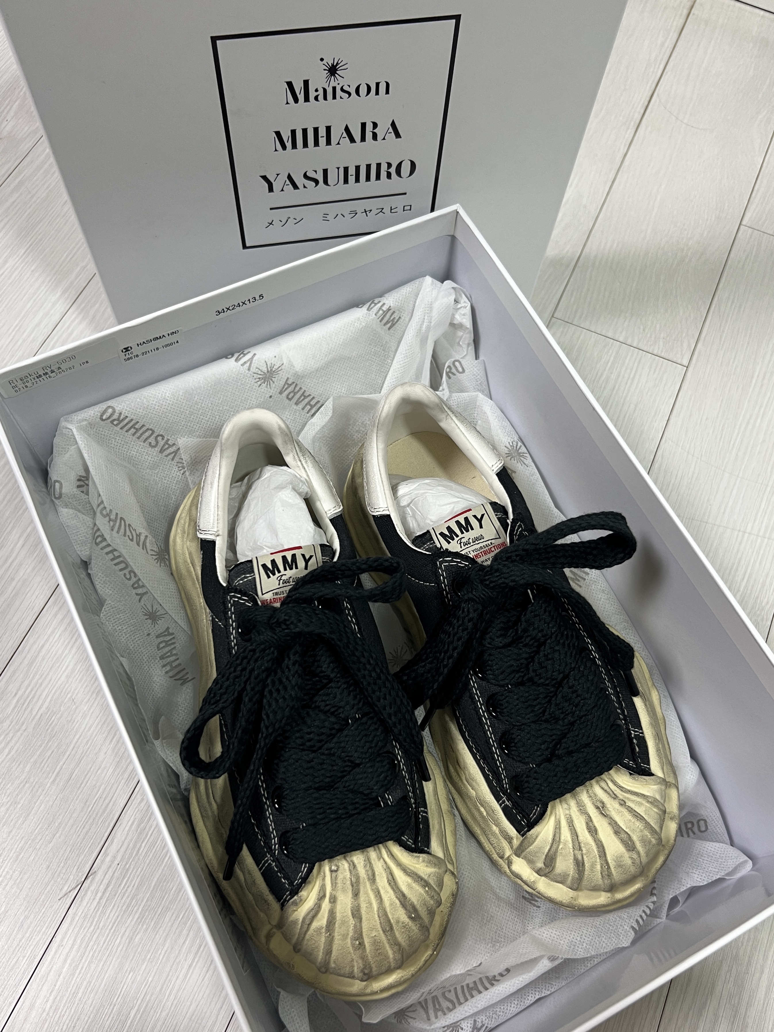 Maison Mihara Yasuhiro Blakey OG Sole Distressed Canvas Low-top Sneakers Black 착용 스타일 - 1