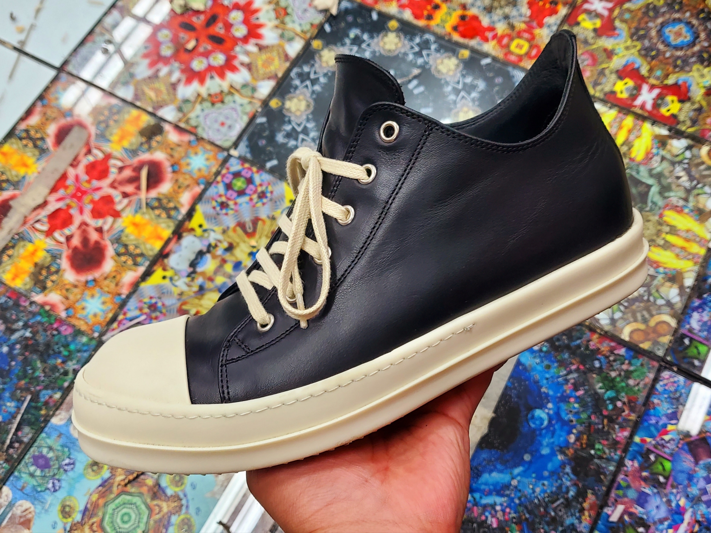 Rick Owens Full Grain Calf Leather Strobe Low Sneakers Black Milk White 착용 스타일 - 1