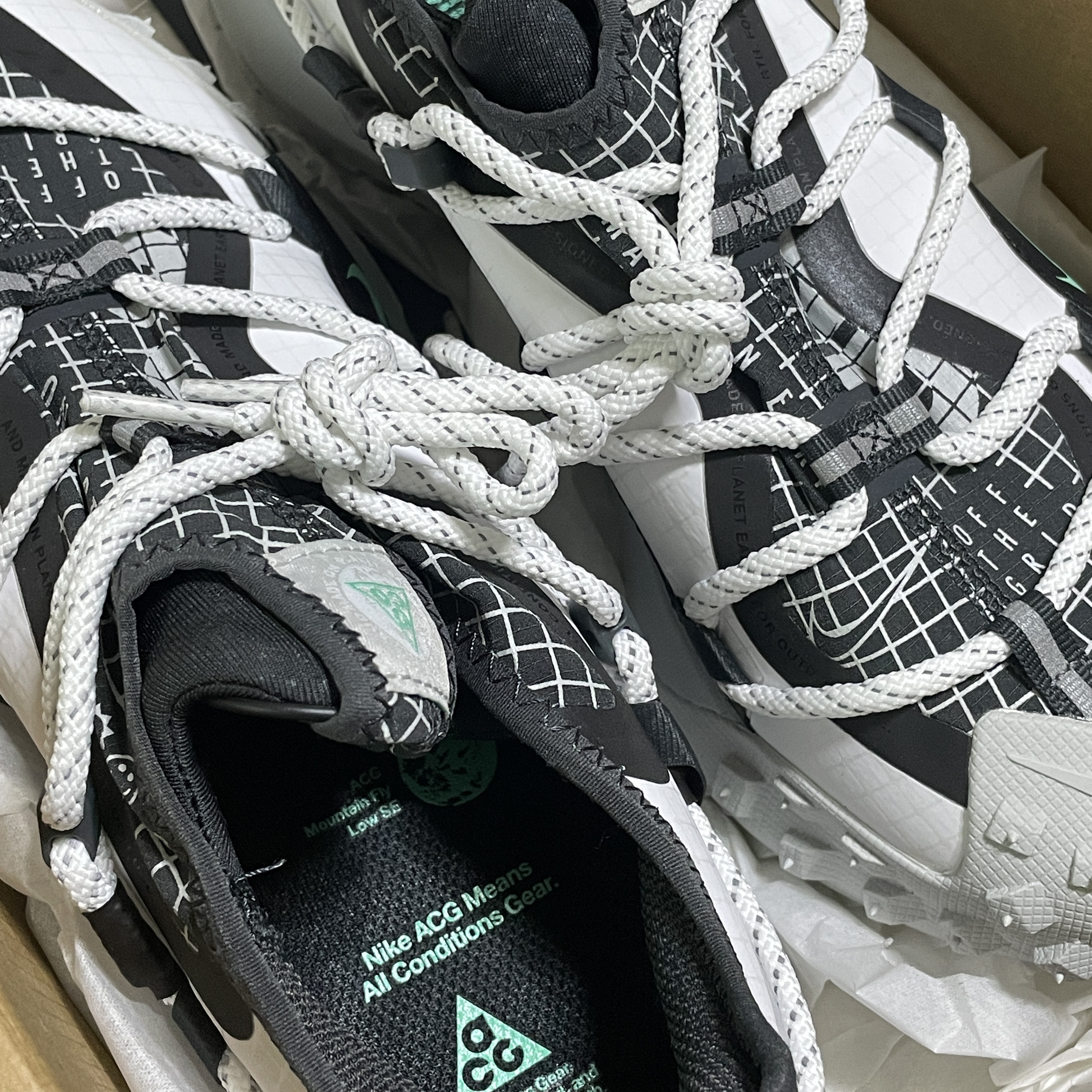 Nike ACG Mountain Fly Low SE White and Black 착용 스타일