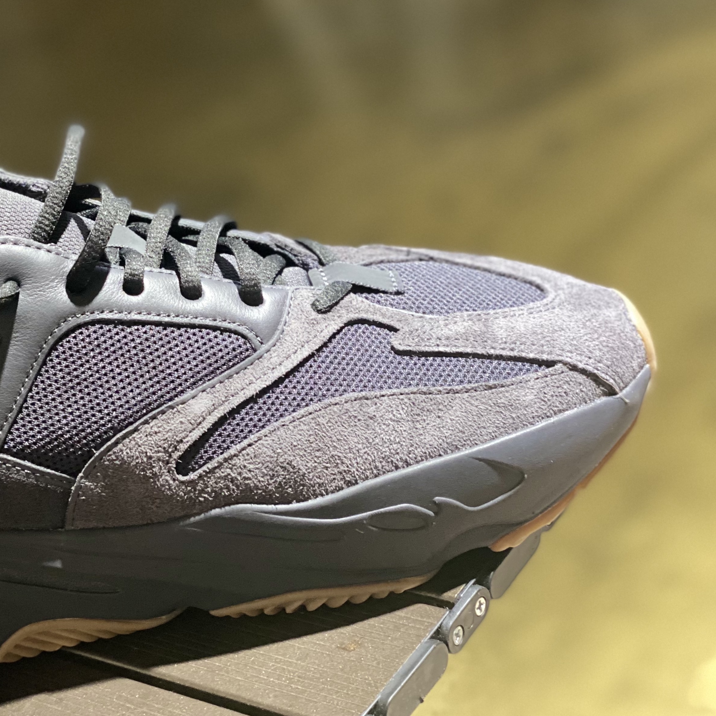 Adidas Yeezy Boost 700 Utility Black 2023 착용 스타일 - 2