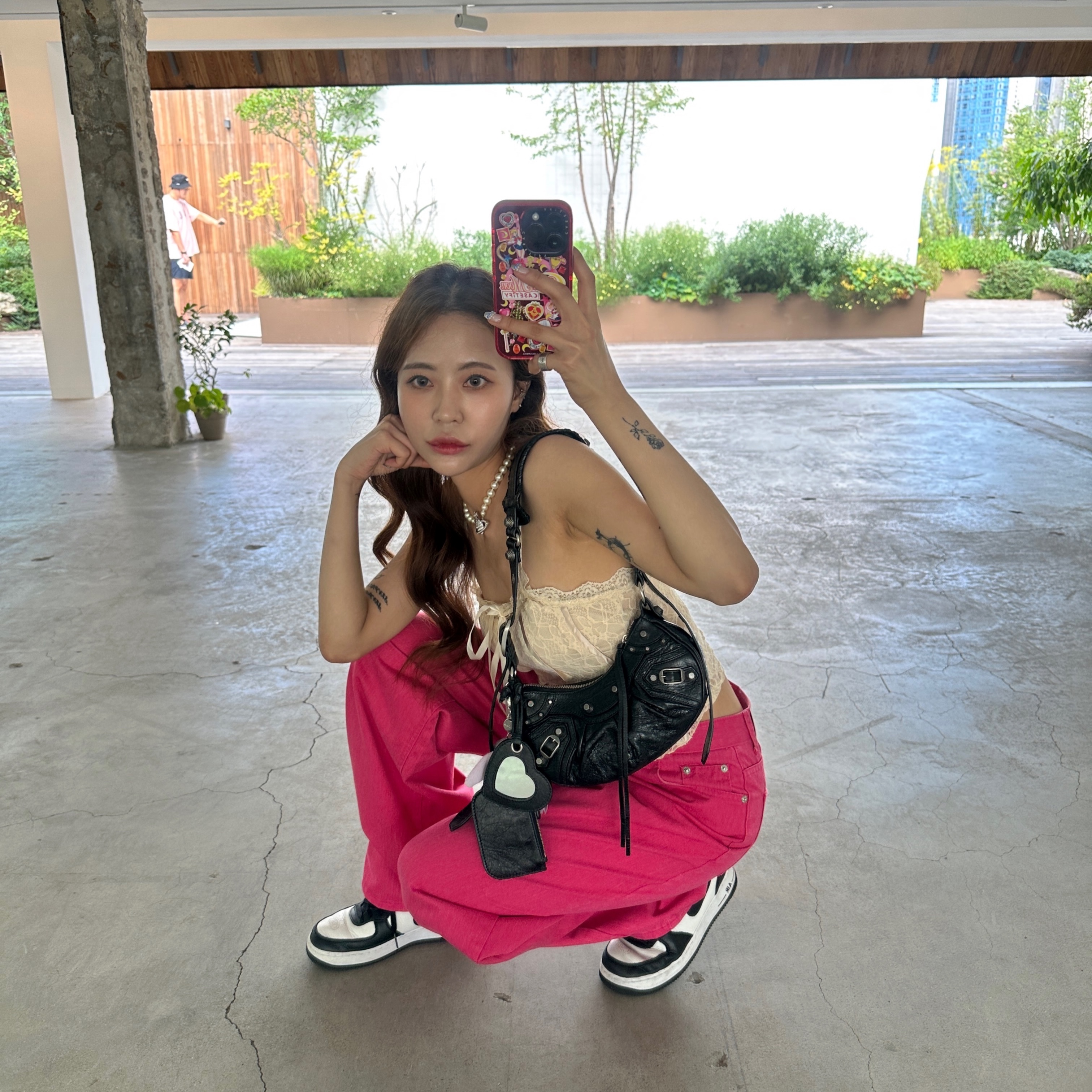 Balenciaga Arena Lambskin Le Cagole XS Shoulder Bag Black, Vivienne Westwood One Row Pearl Bas Relief Choker Silver 착용 스타일 - 1