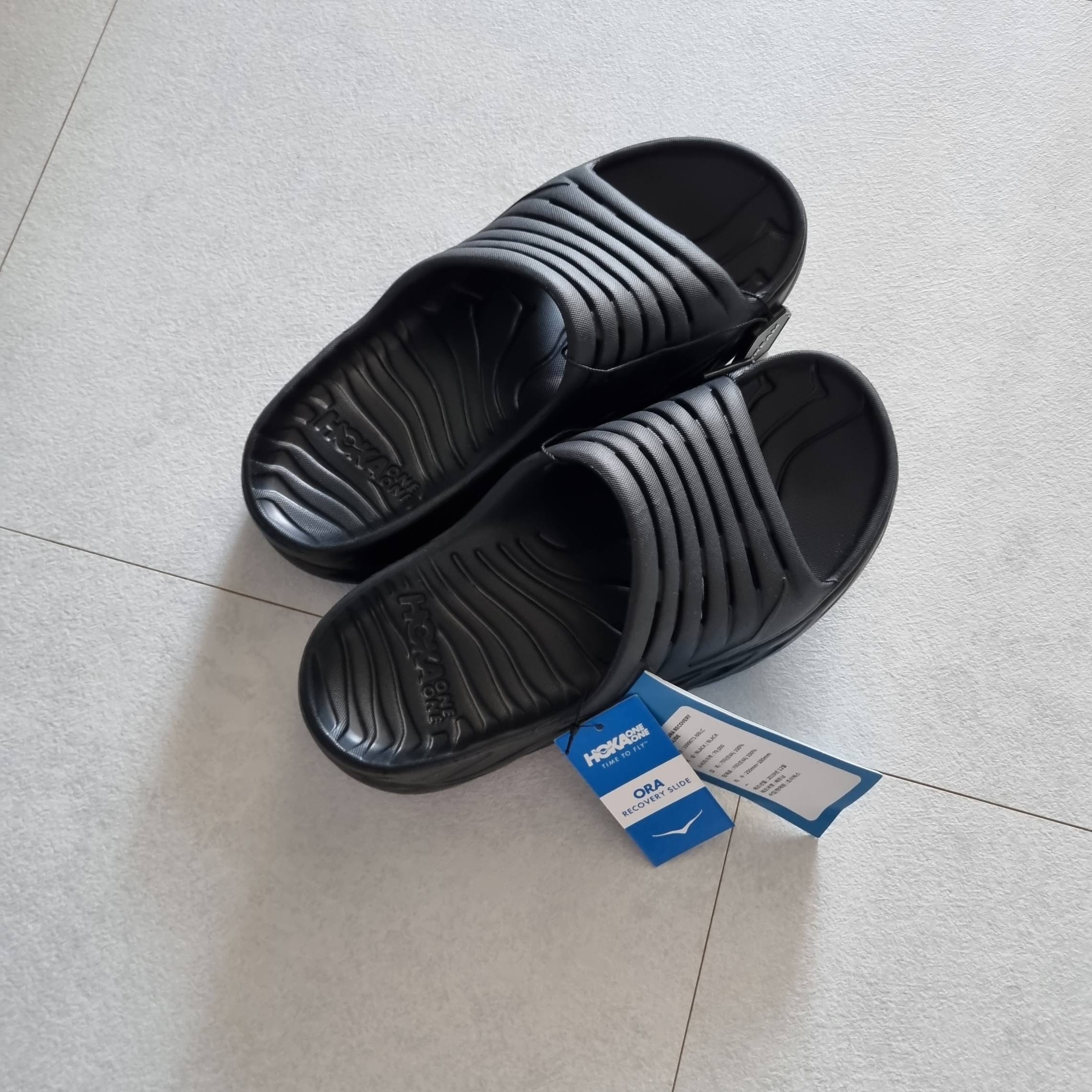 Hoka Ora Recovery Slide Black 착용 스타일