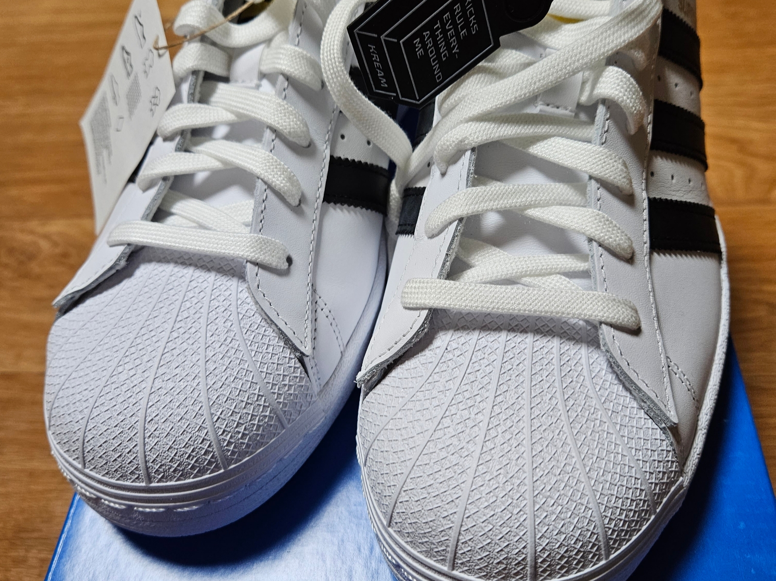 Adidas Superstar White Black 착용 스타일 - 2