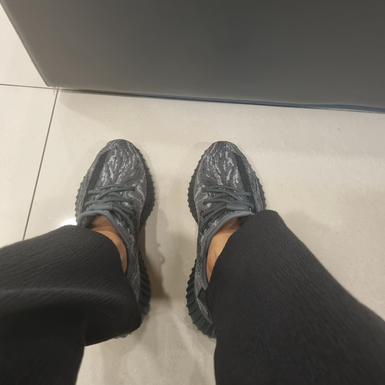 Adidas Yeezy Boost 350 V2 MX Dark Salt 착용 스타일