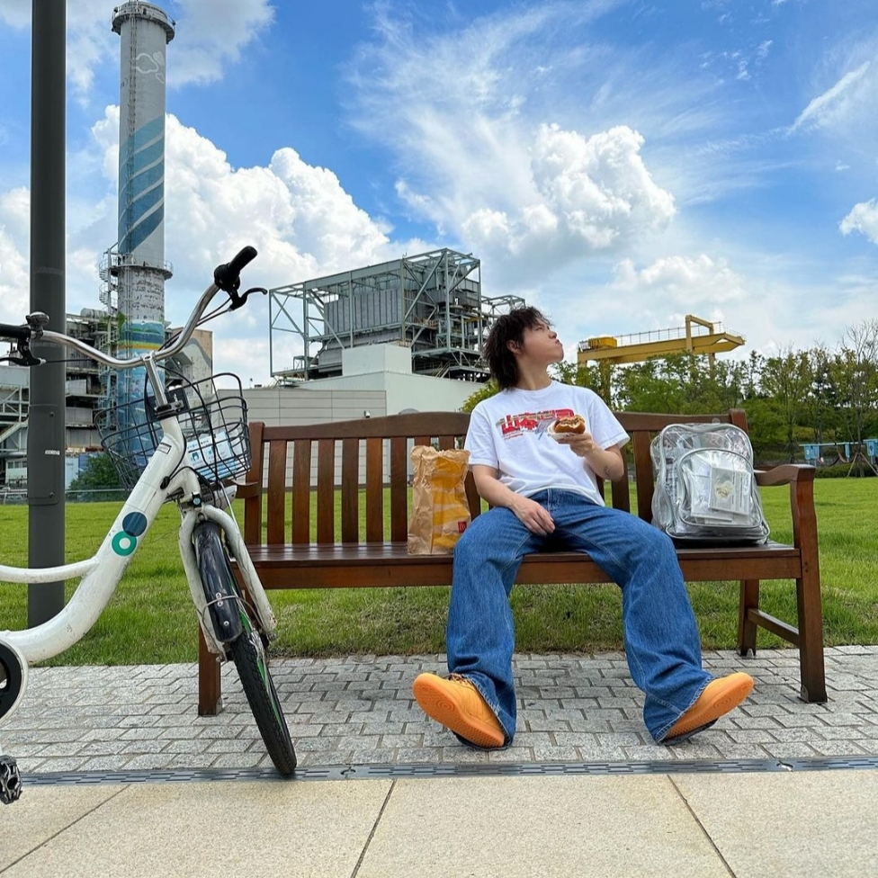Adidas x Pharrell Williams Humanrace Samba Orange, Supreme x Yohji Yamamoto Tekken T-Shirt White - 22FW 착용 스타일 - 1